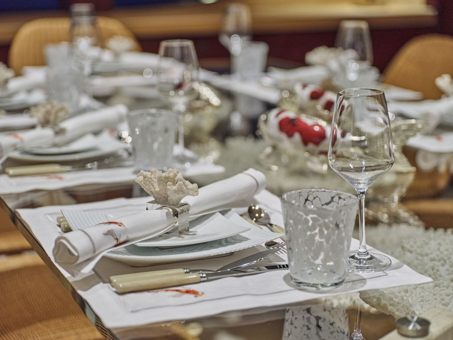 Malen_yacht_salon_dining_detail