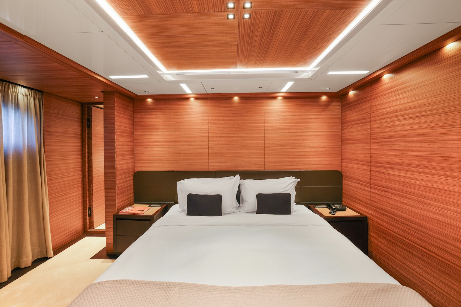 MAGNA_GRECIA_yacht_cabin2