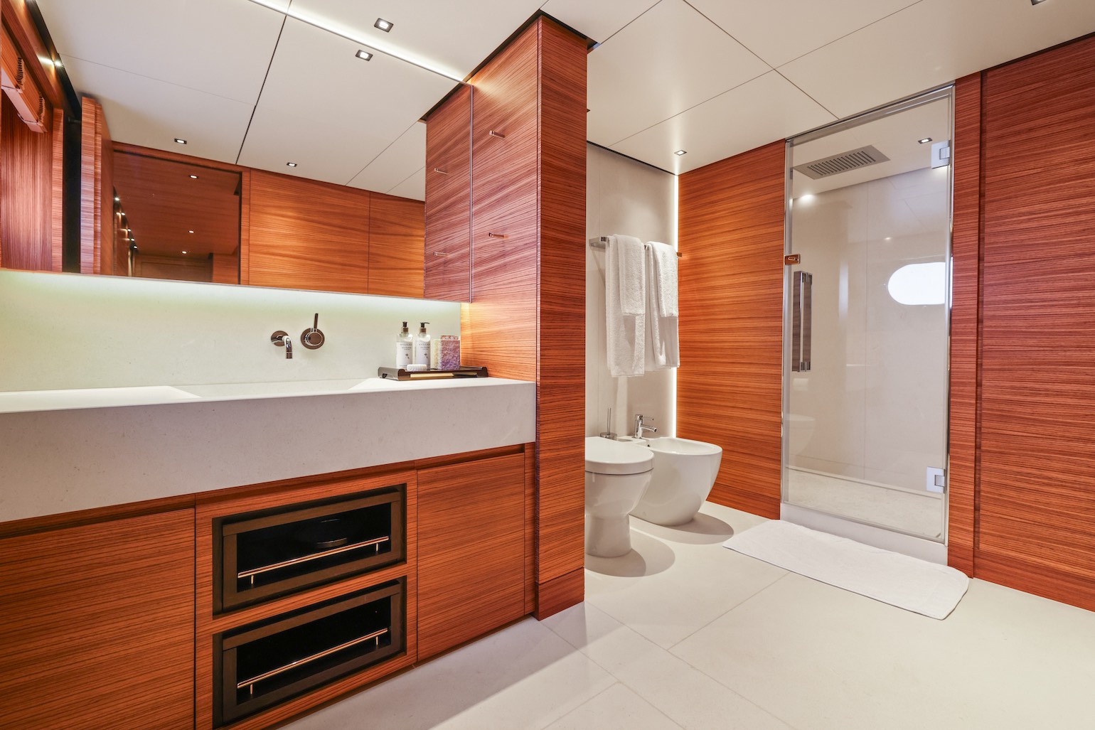 MAGNA_GRECIA_yacht_Vip_main_bath