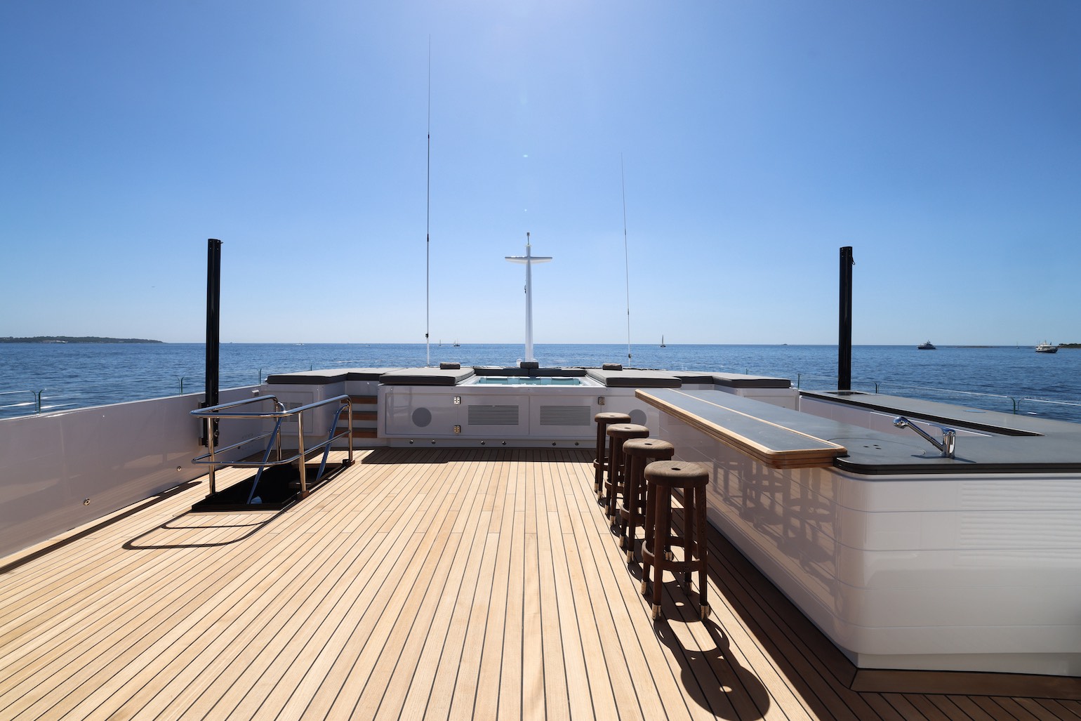 MAGNA_GRECIA_yacht_sundeck_bar
