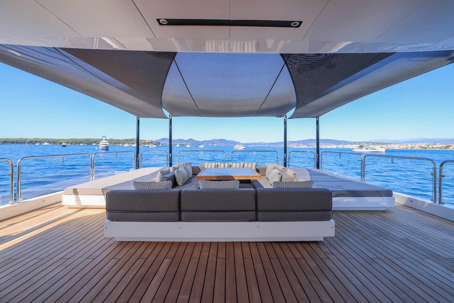 MAGNA_GRECIA_yacht_deck_salon
