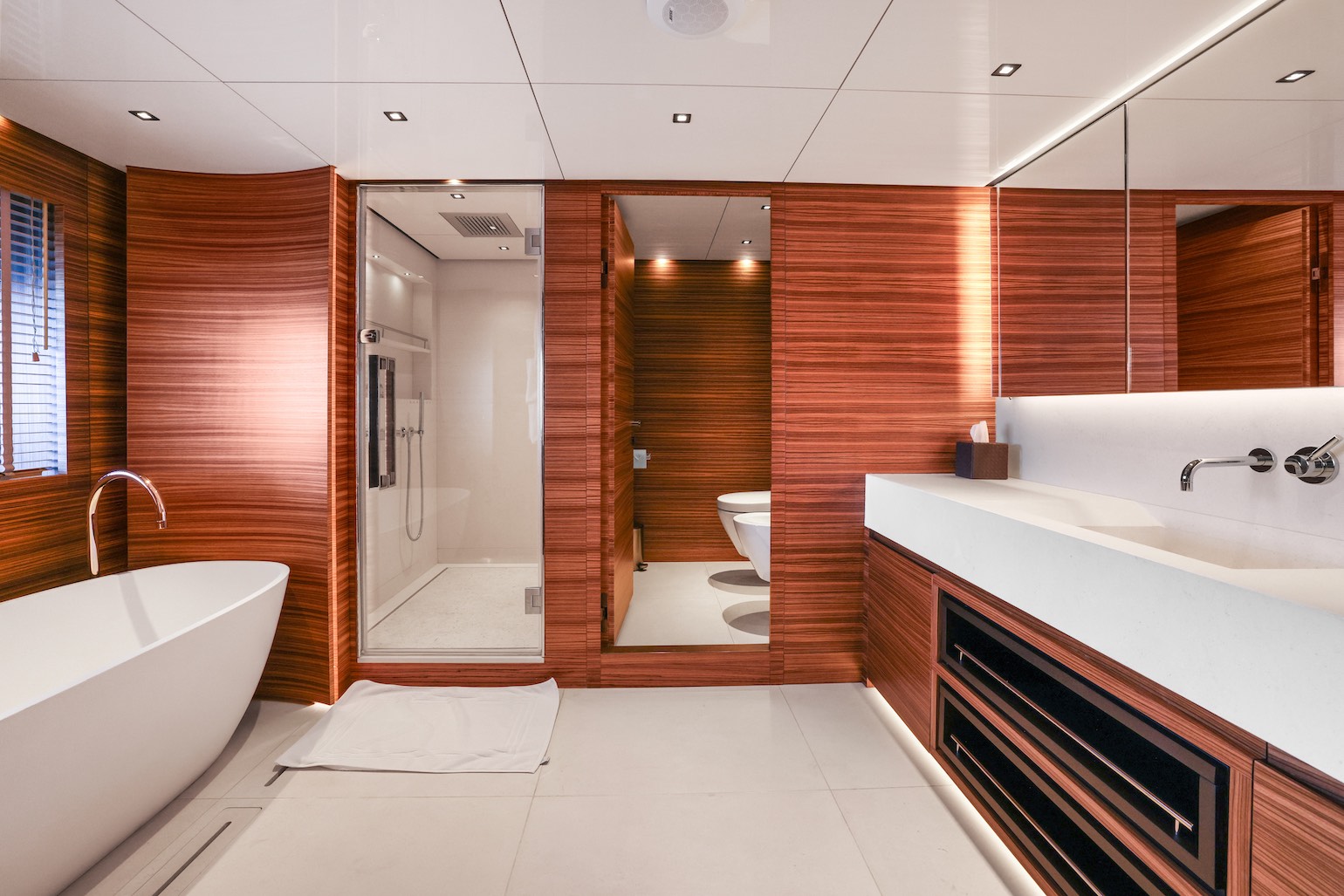 MAGNA_GRECIA_yacht_Master_suite_bathroom1