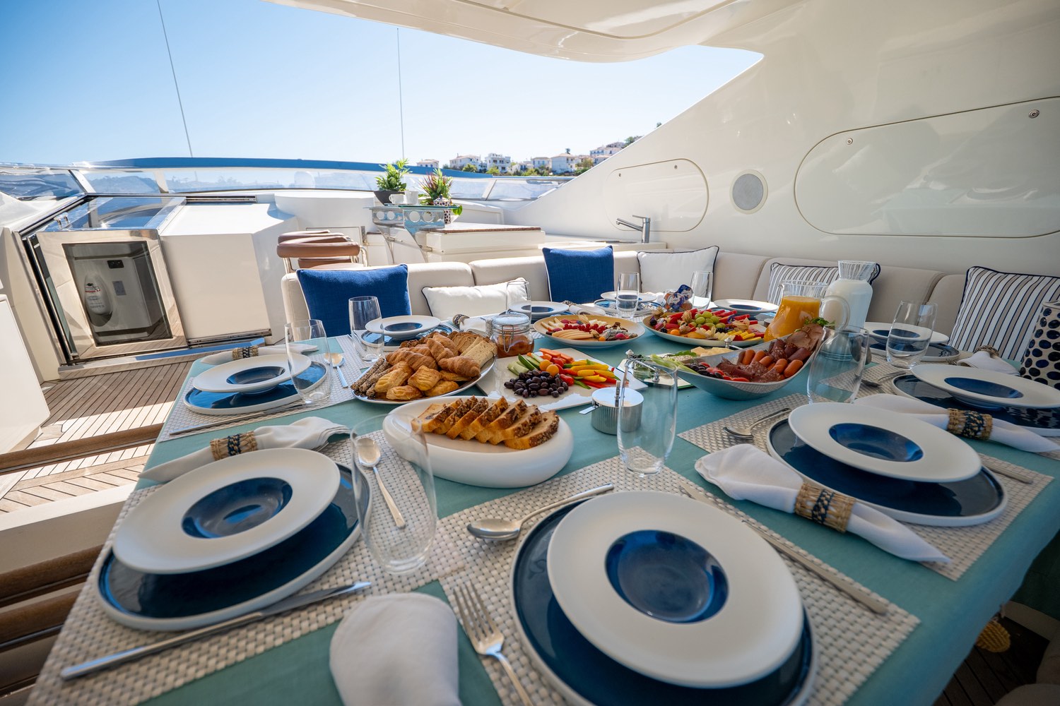 LIBERDADE_ISA_yacht_sundeck_dining_set