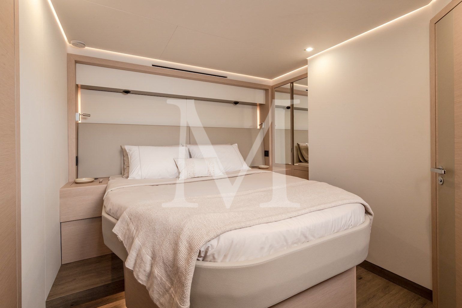 motor_catamaran_2026_Christal_charter_cabin3