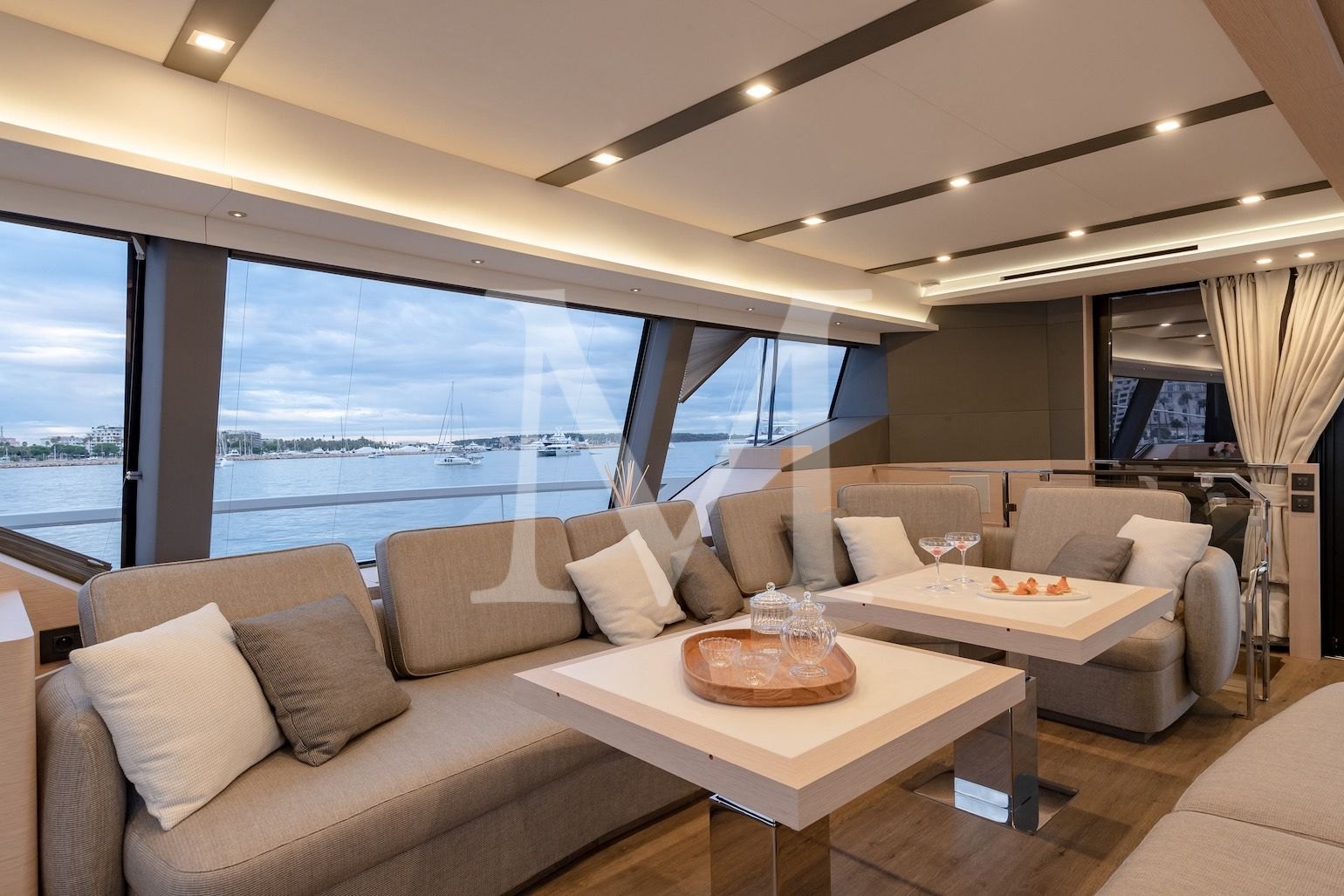 motor_catamaran_2026_Christal_Mio_salon_sofas