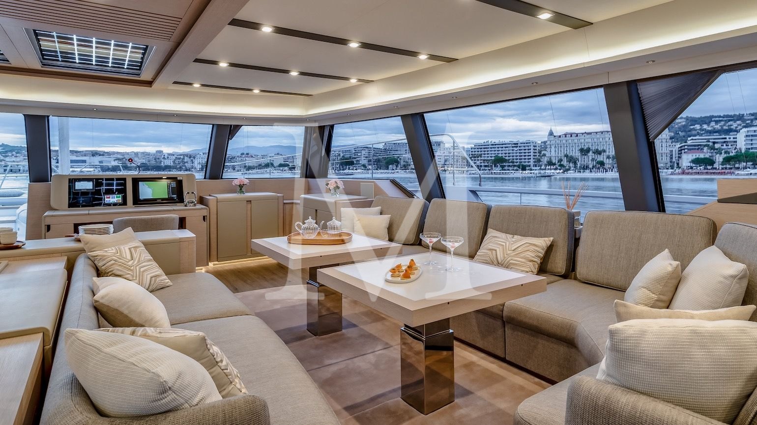 motor_catamaran_2026_Christal_charter_salon_interior