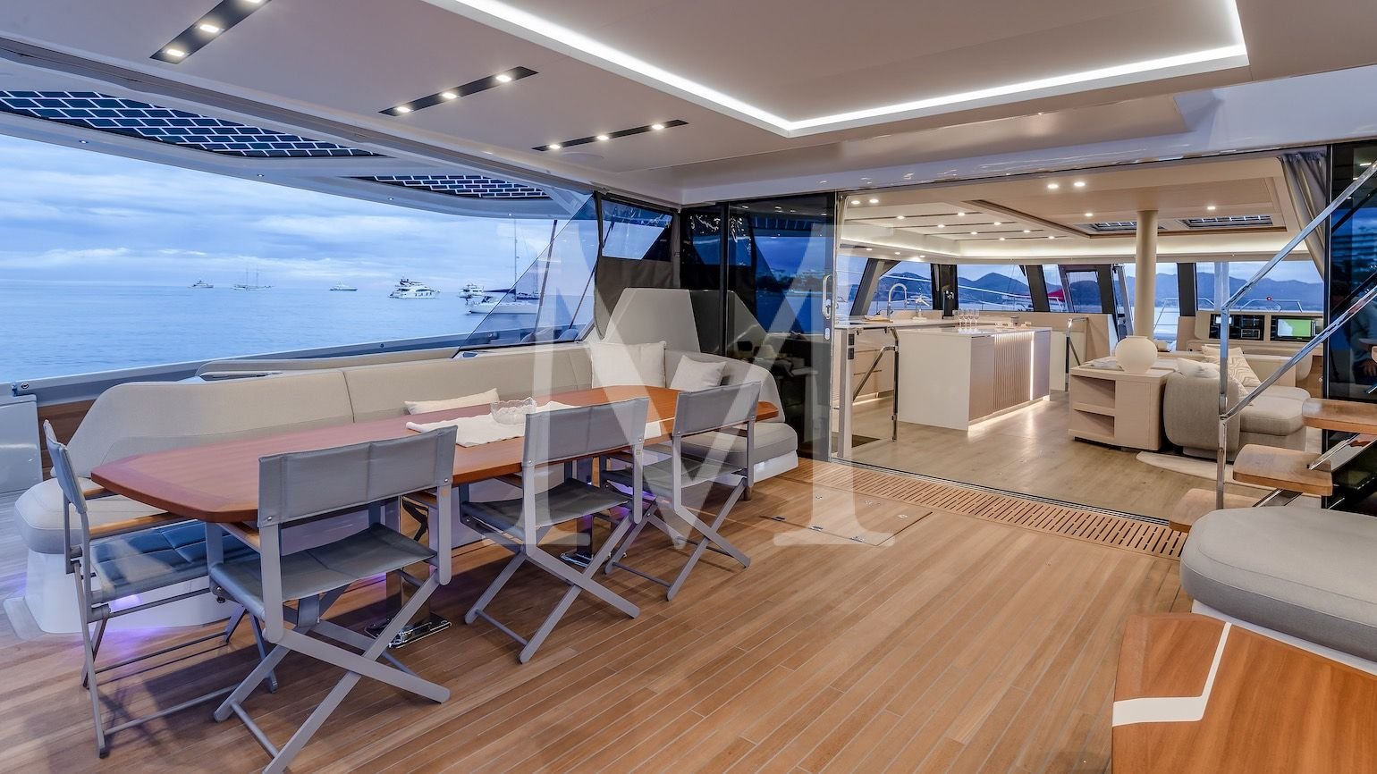 motor_catamaran_2026_Christal_Mio_aft_dine