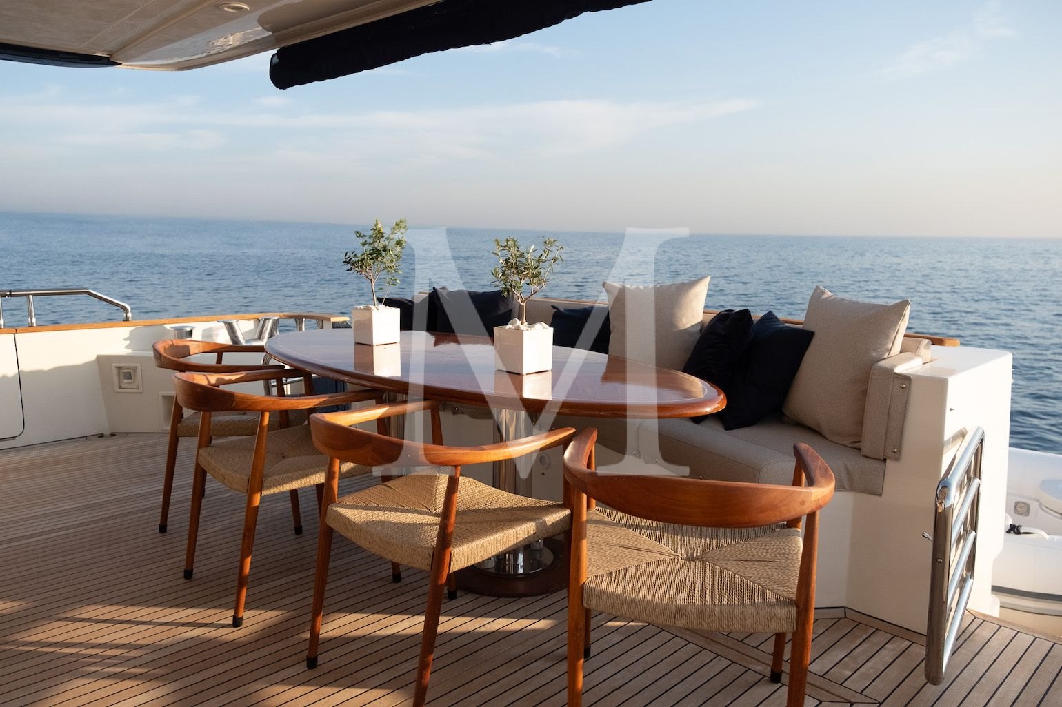 Atalanti_motor_yacht_aftdeck