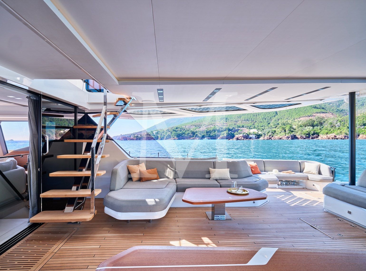 motor_catamaran_2026_Christal_Mio