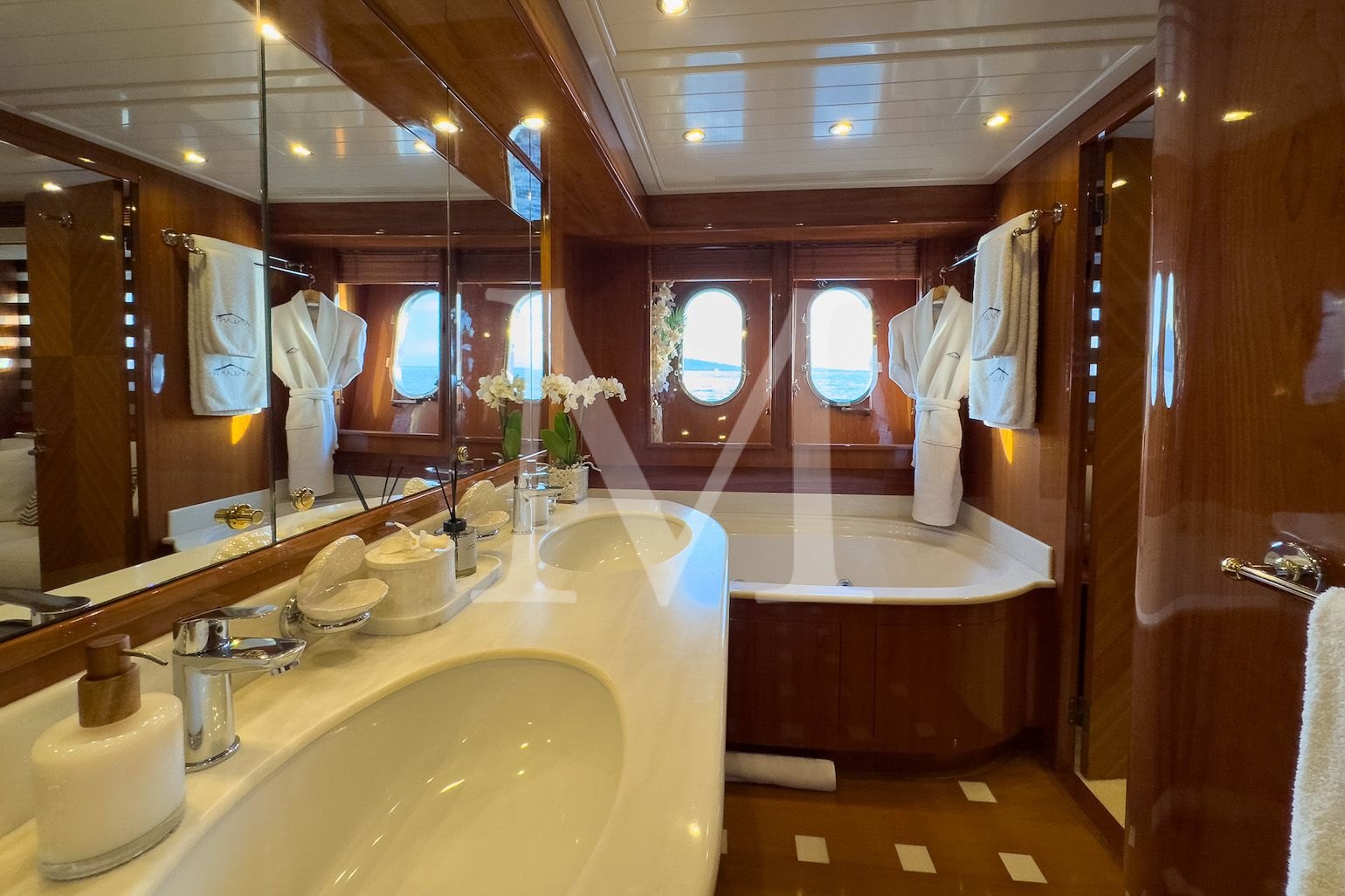 Atalanti_motor_yacht_master_cabin_bathtub