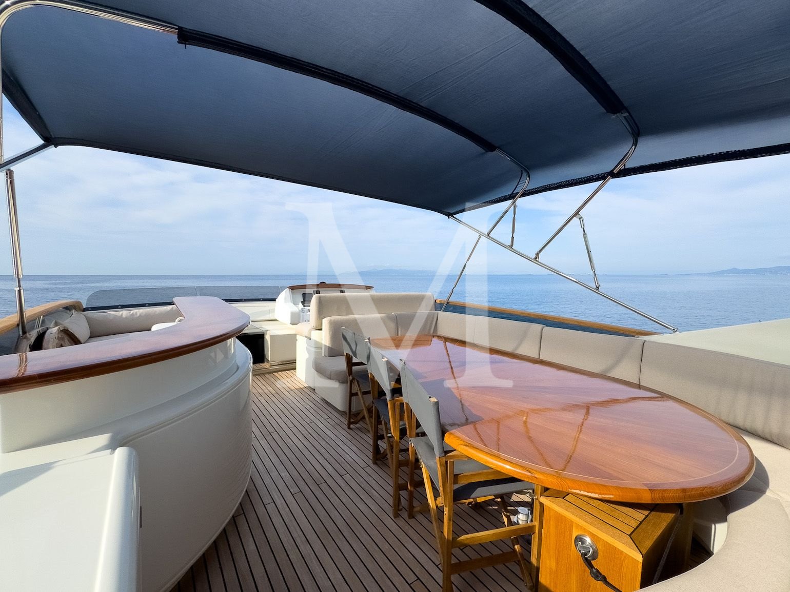 Atalanti_motor_yacht_flybridge_table