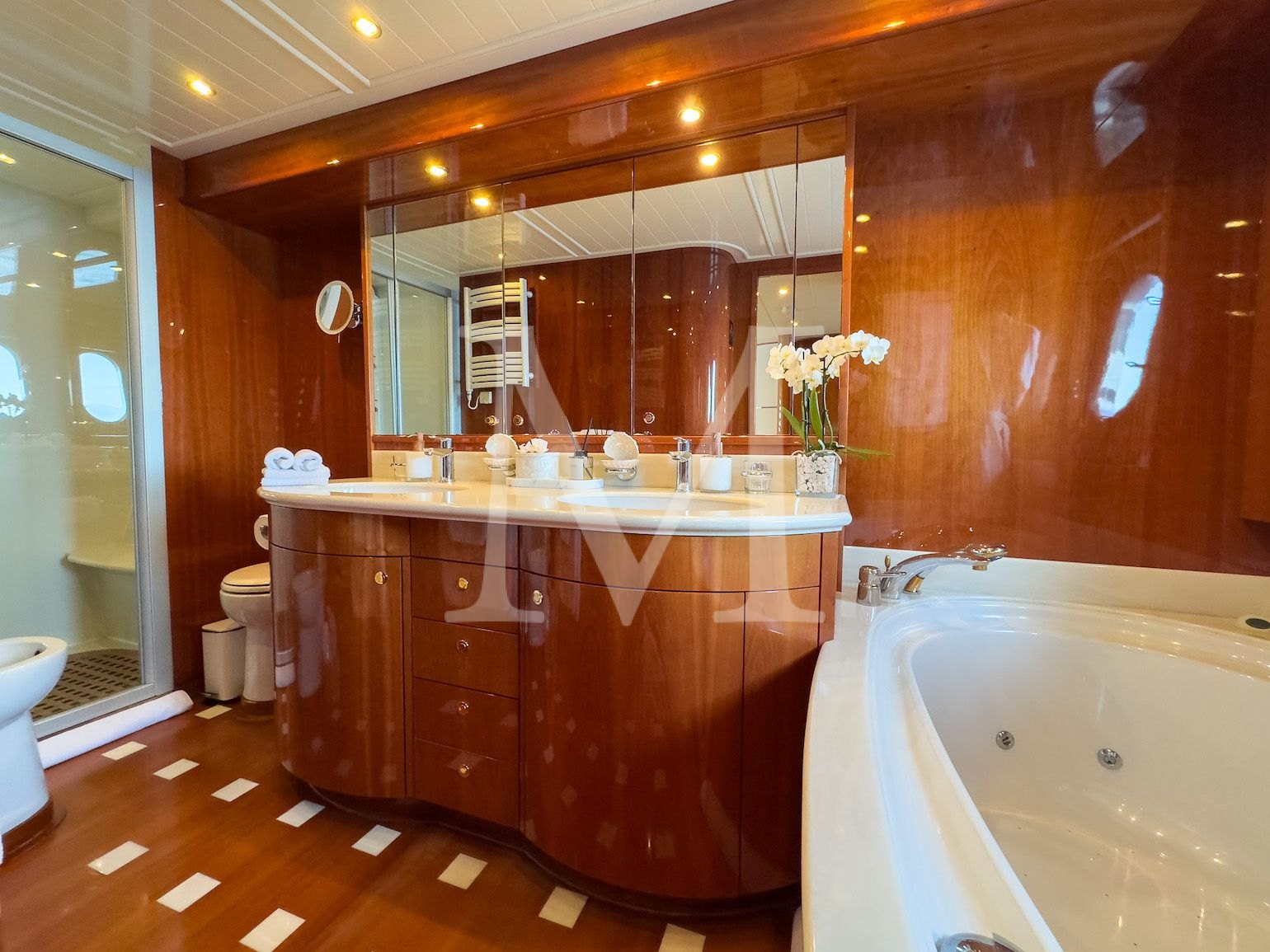 Atalanti_motor_yacht_master_cabin_bath