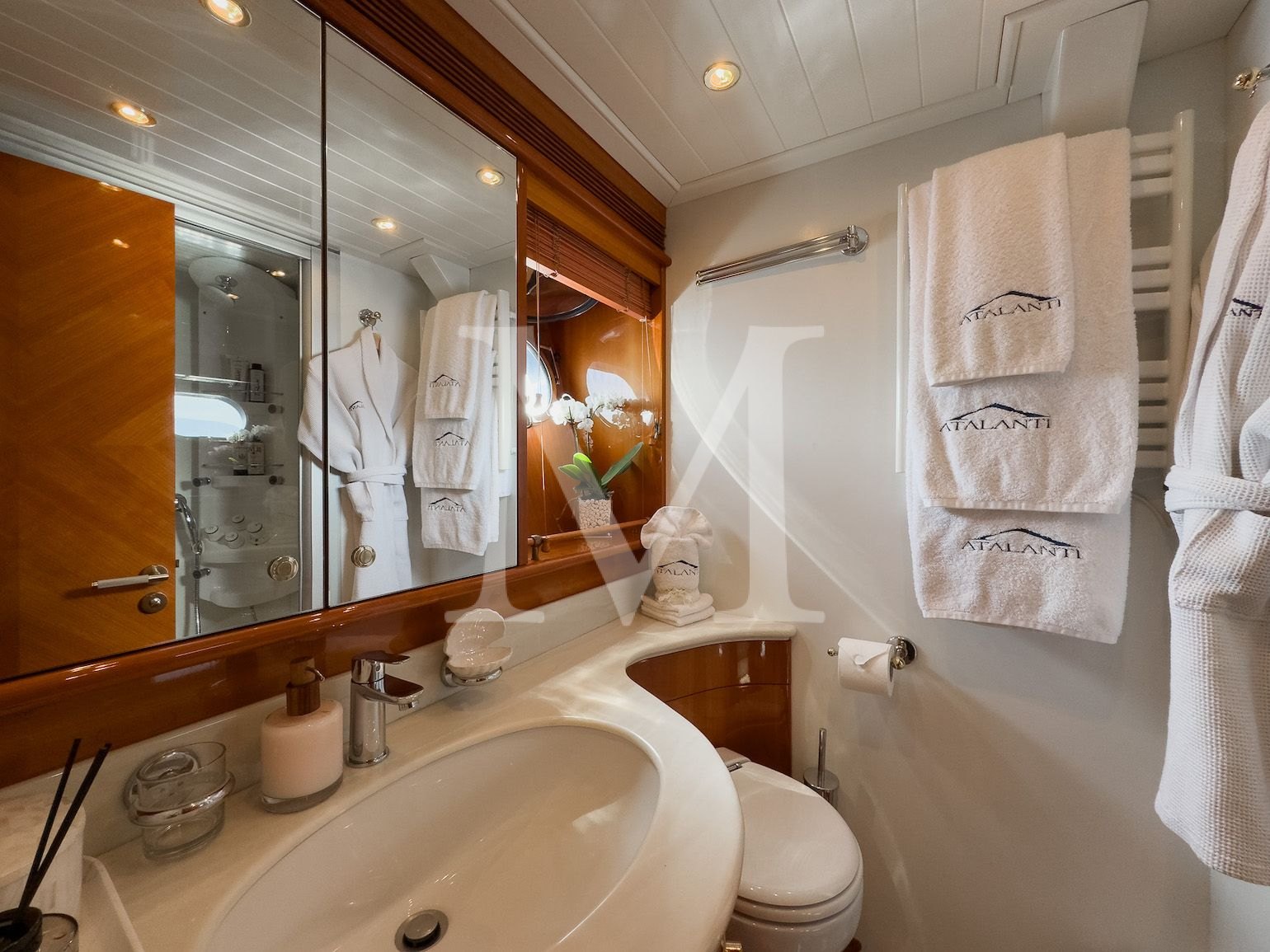 Atalanti_motor_yacht_Twin_ensuite