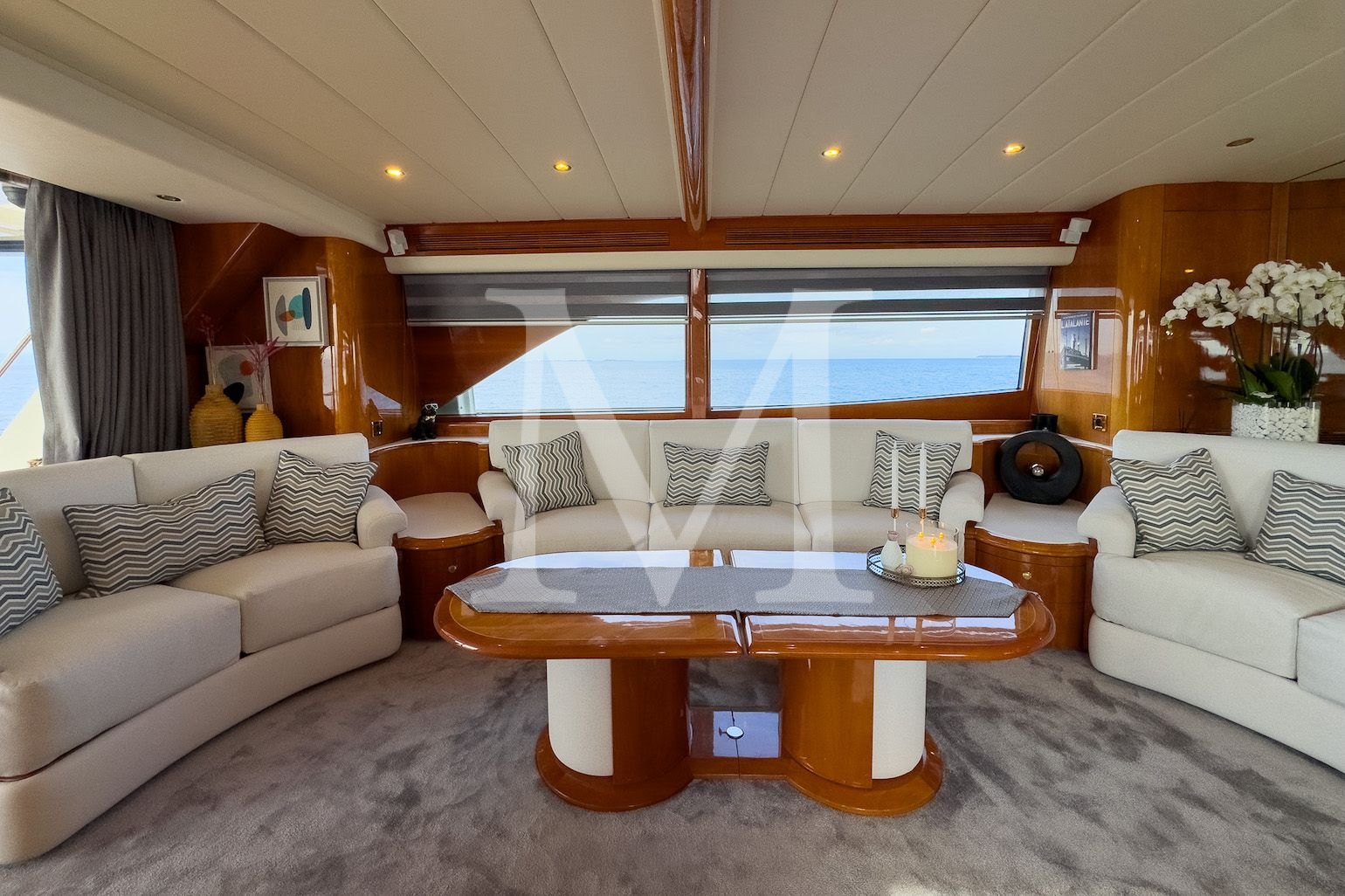 Atalanti_motor_yacht_salon_sofa