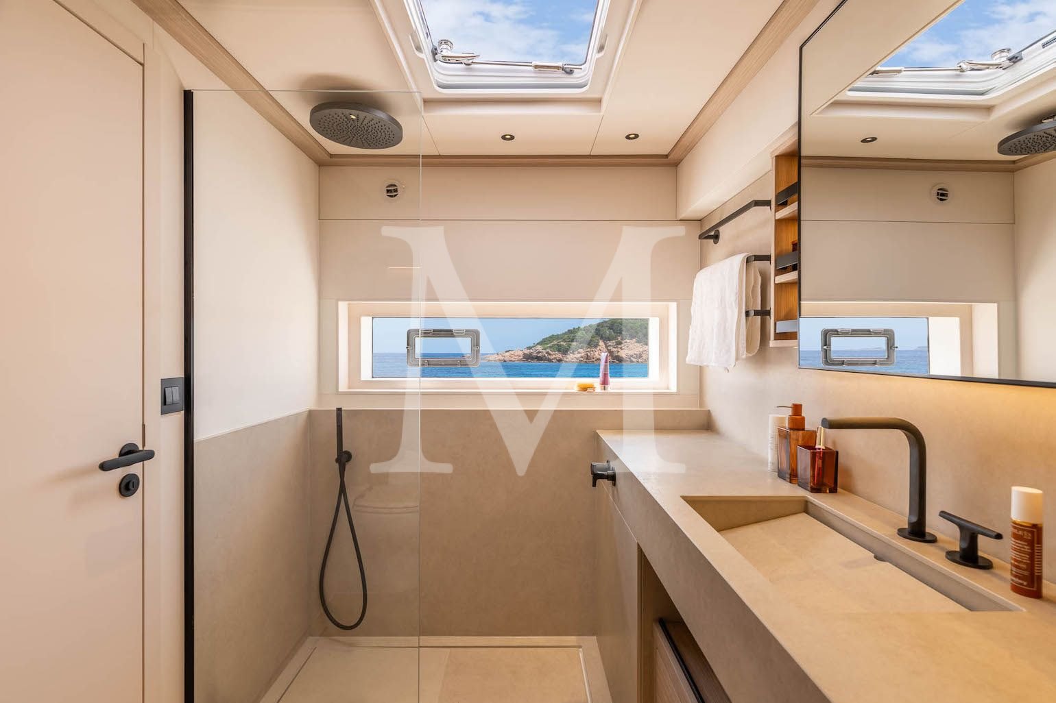 Imladris_charter_catamaran_master_ensuite
