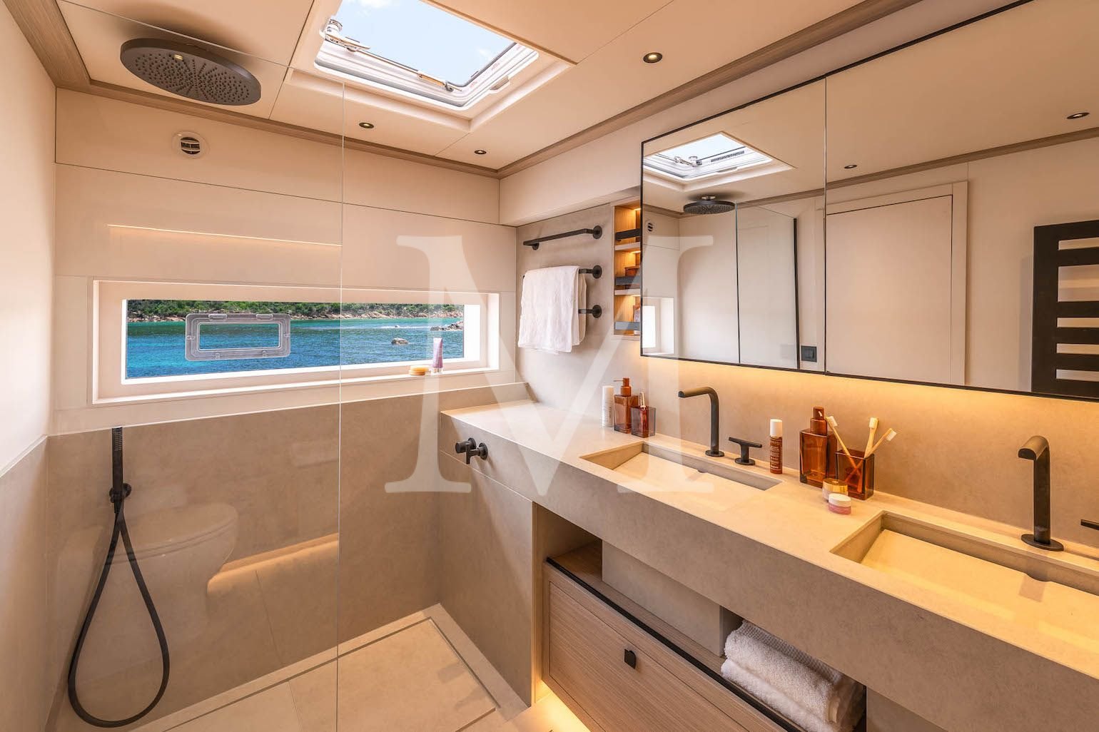 Imladris_charter_catamaran_master_ensuite2