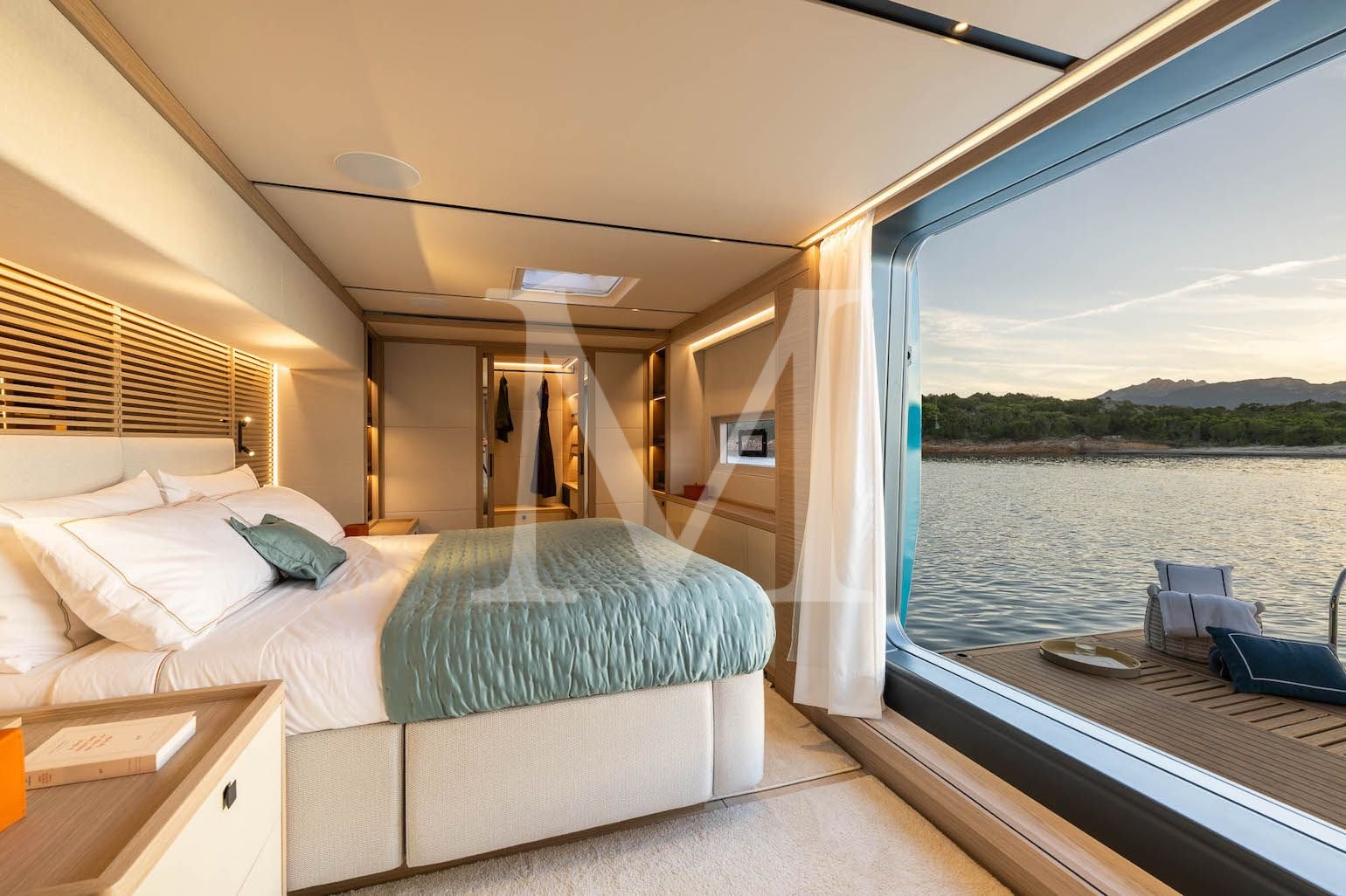 Imladris_charter_catamaran_master_balcony2