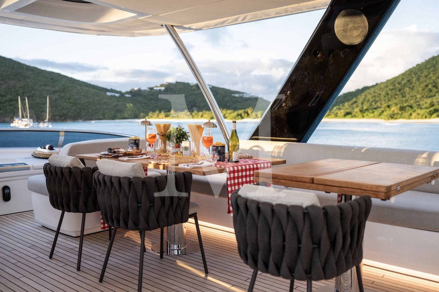 siete_mares_catamaran_charter_flydeck3