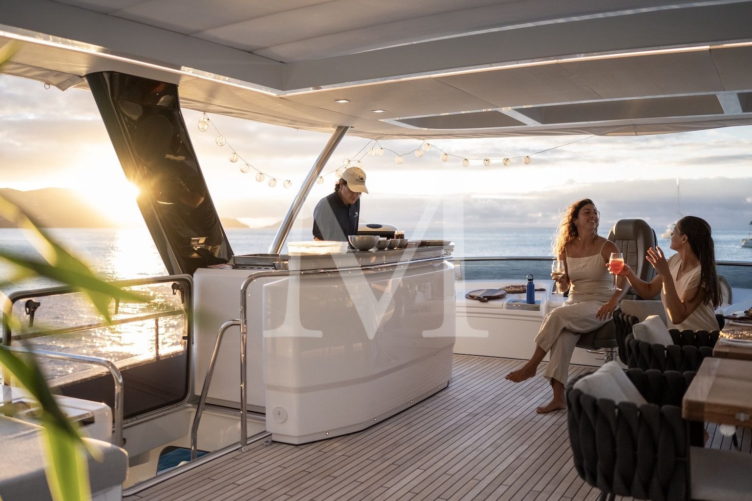 siete_mares_catamaran_charter_flydeck