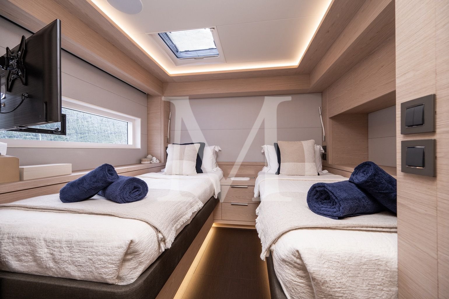 siete_mares_catamaran_luxury_charter_cabin_3
