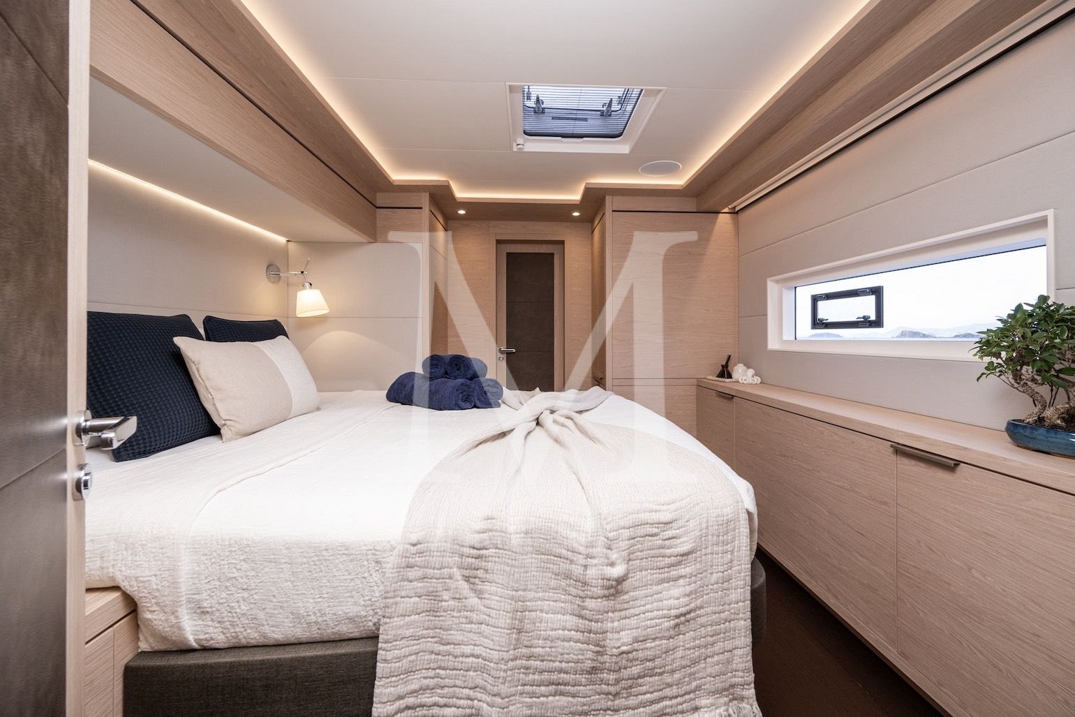 siete_mares_catamaran_luxury_charter_cabin_2