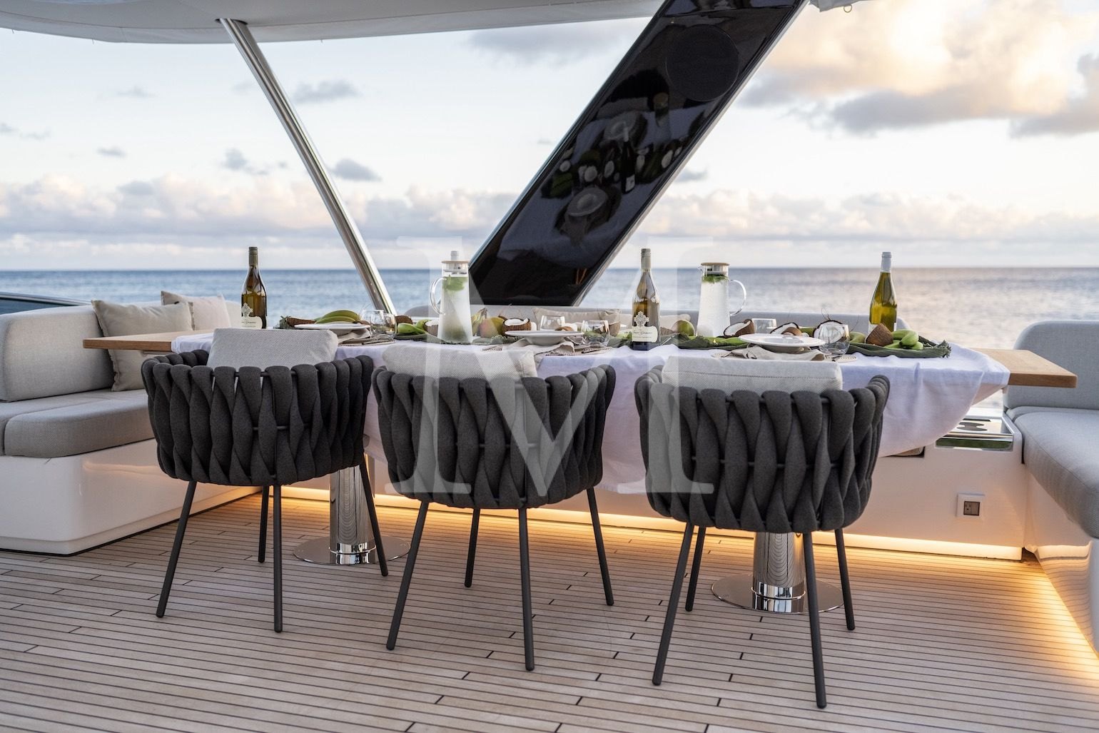 siete_mares_catamaran_charter_flydeck2