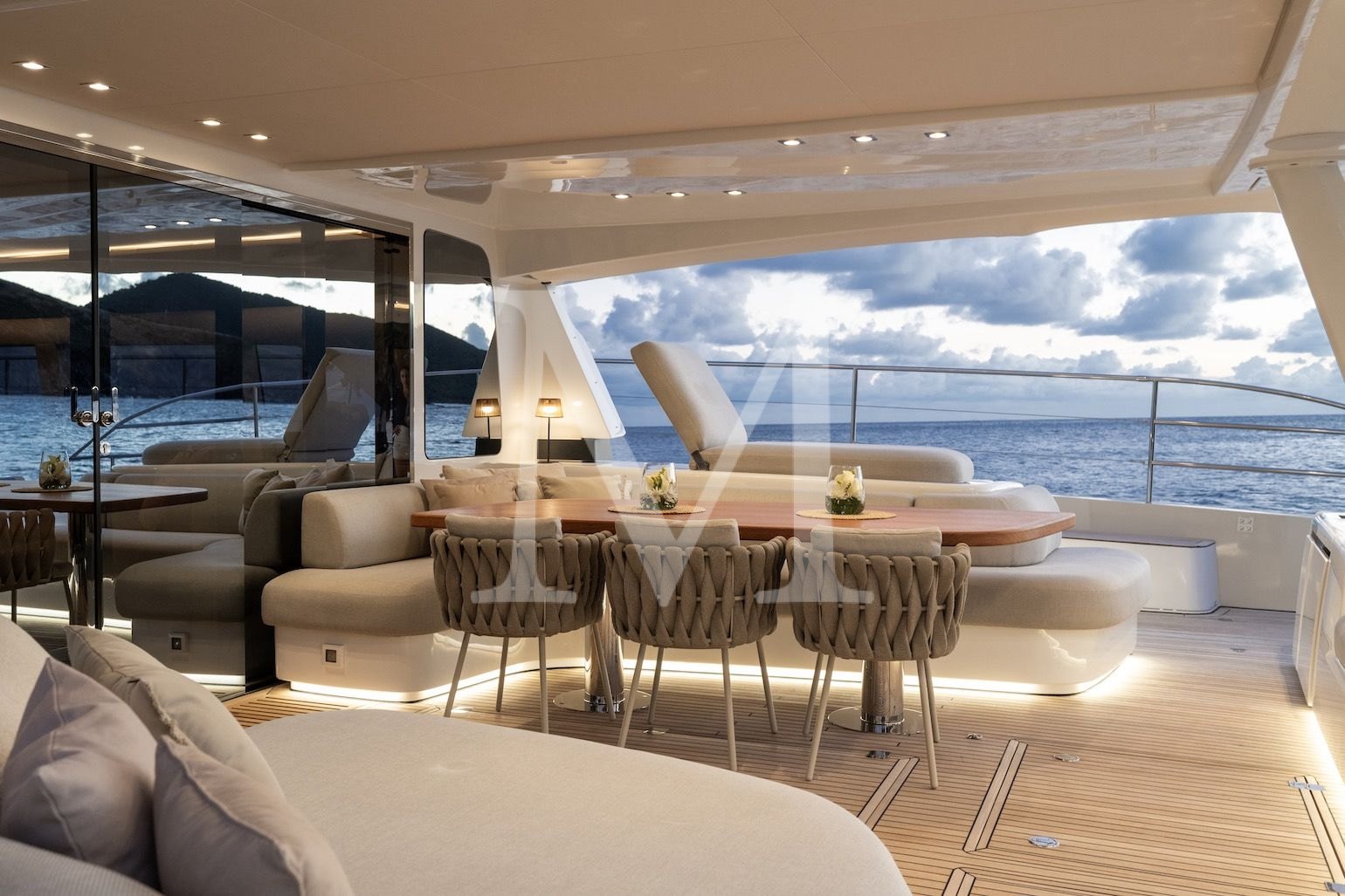 siete_mares_catamaran_luxury_charter_aft_deck_dine