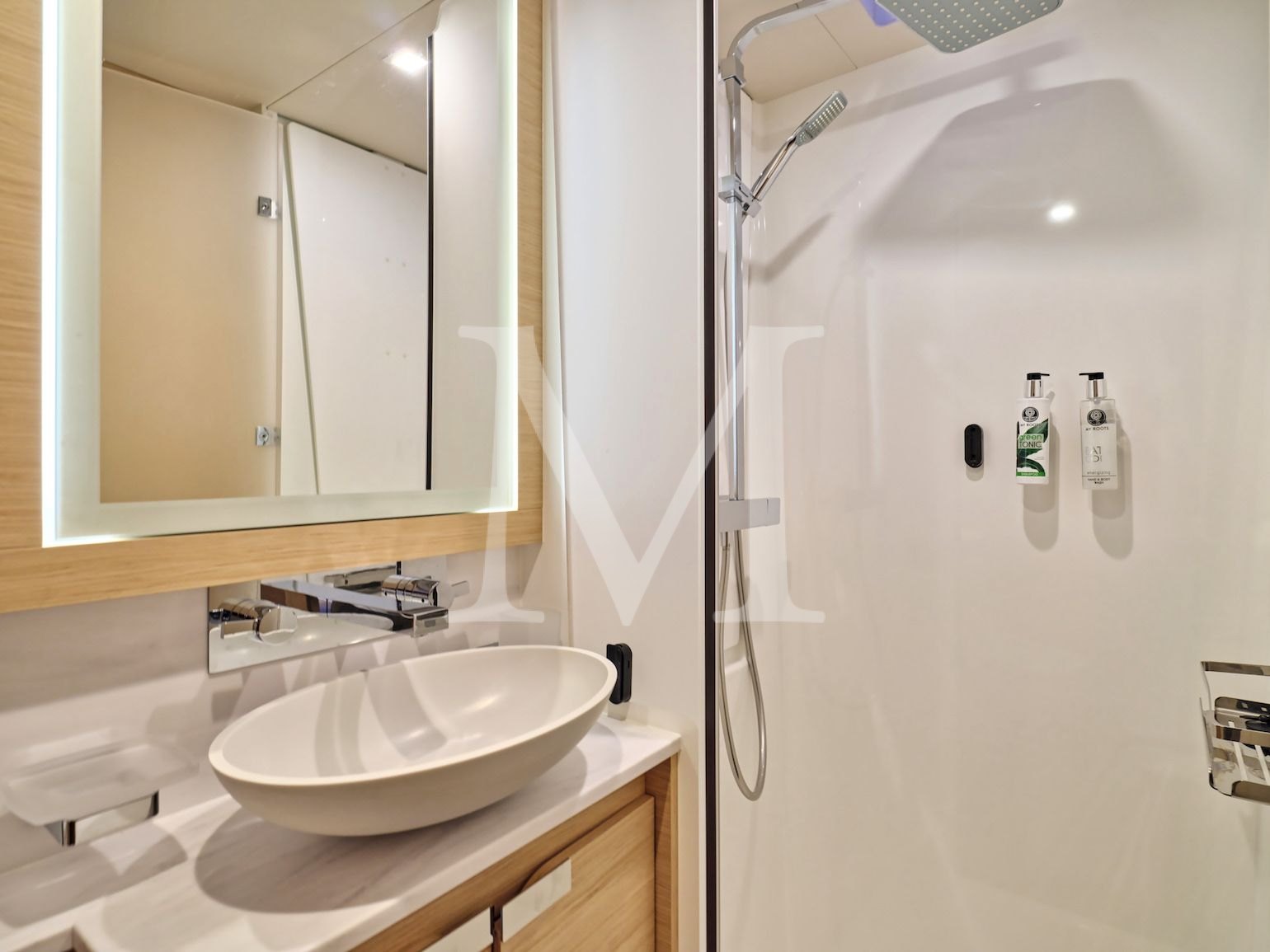 Majesty_of_greece_catamaran_cabin_ensuite