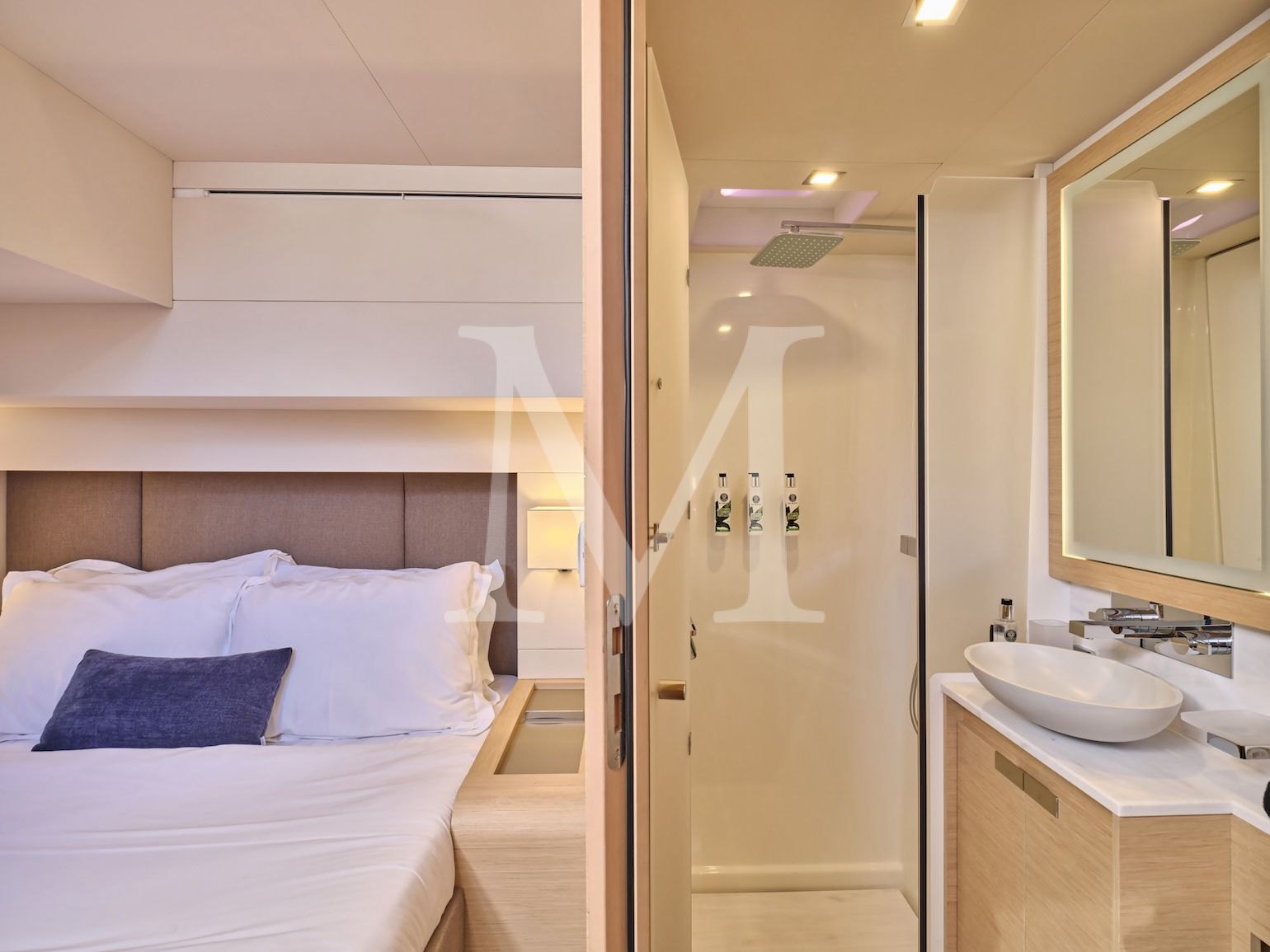 Majesty_of_greece_catamaran_cabin2_ensuite