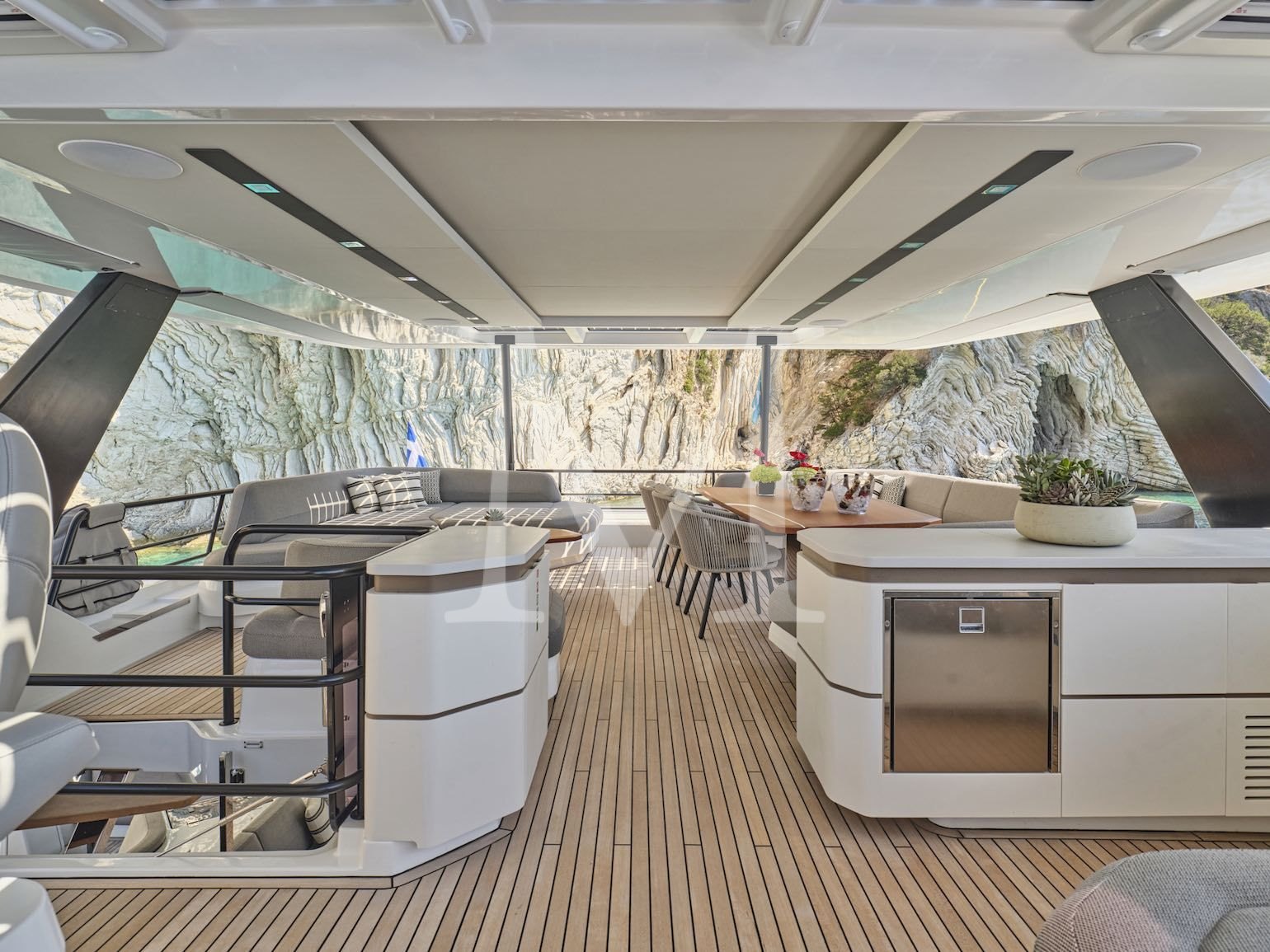 flybridge _Charter in greece New Christal MIO 80