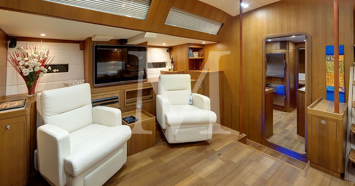 sailing_Huayra_charter_greece_salon3