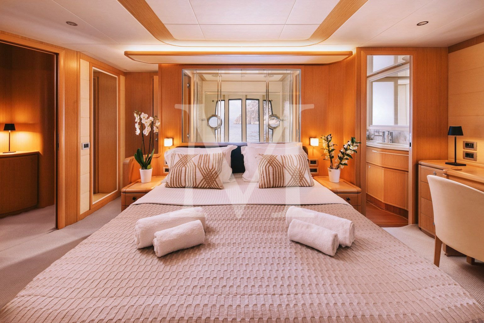 Maybe_not_yacht_charter_ferretti_Master_cabin_bed2