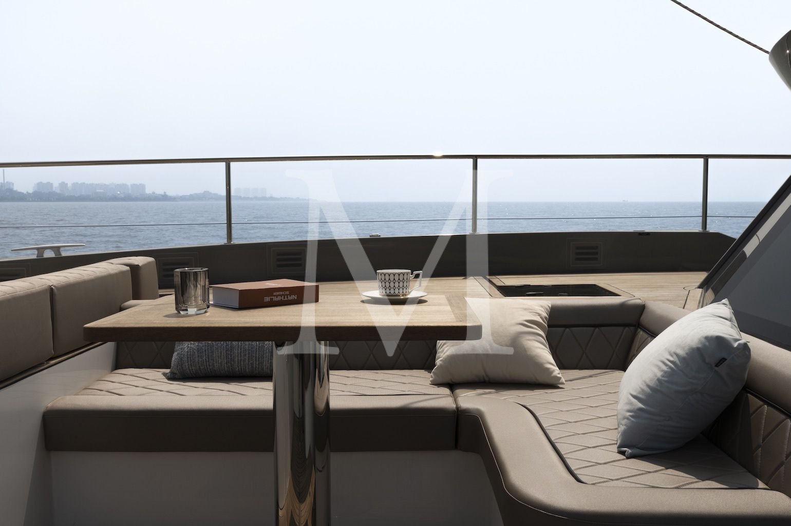 Andare Oltre lounge fly