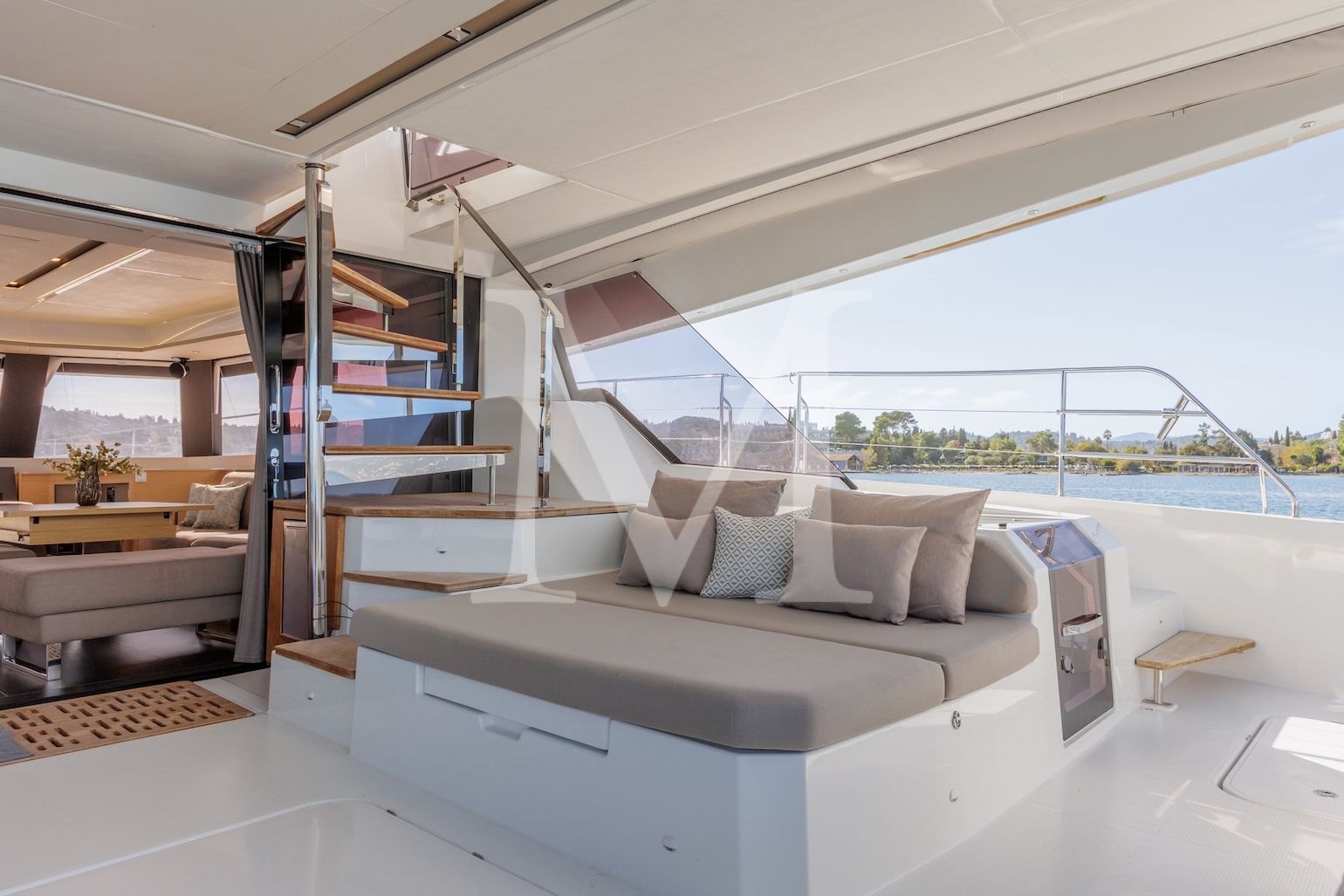 Ariva_motor_catamaran_aft_side