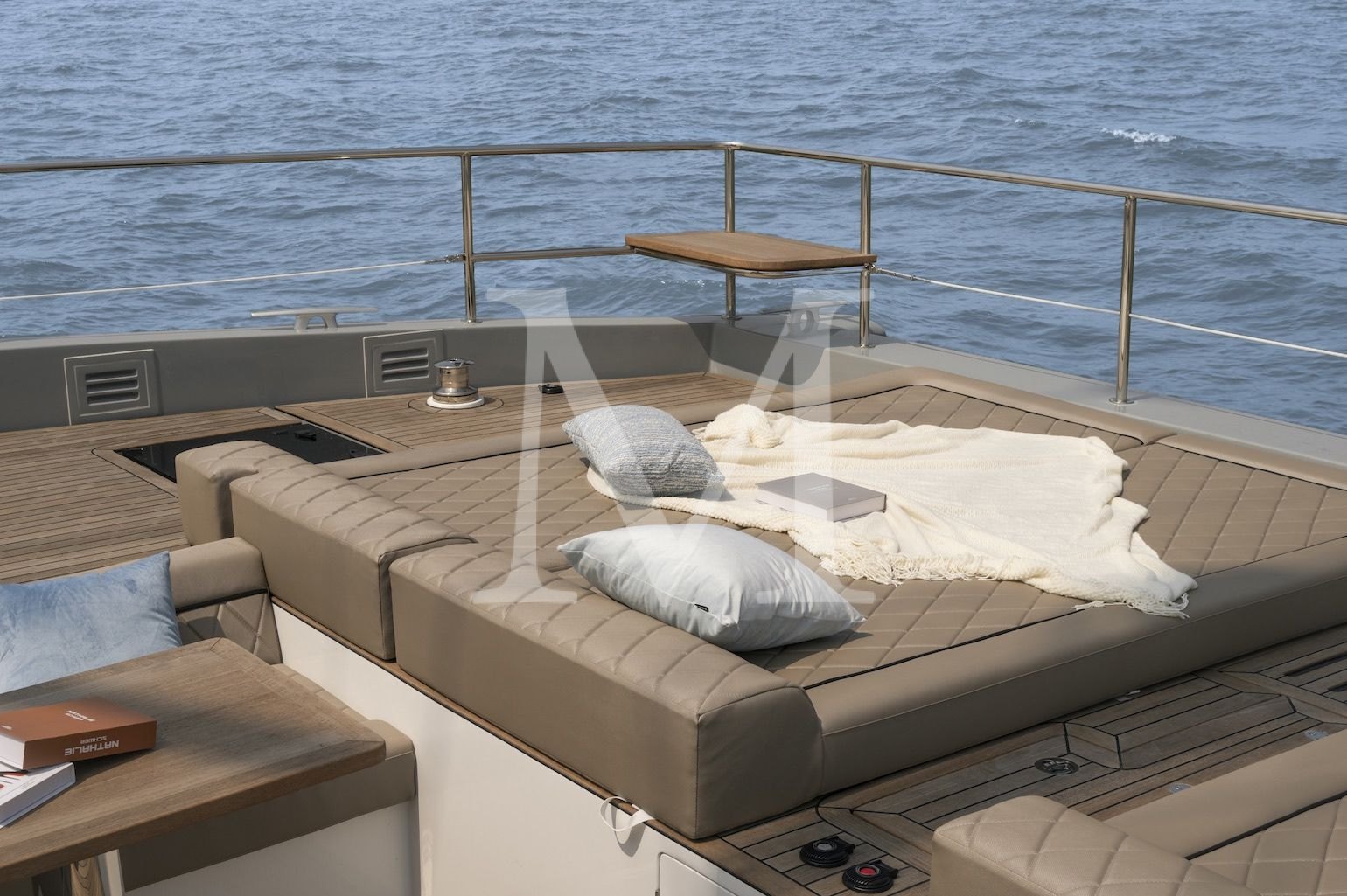 Andare Oltre bow loungers