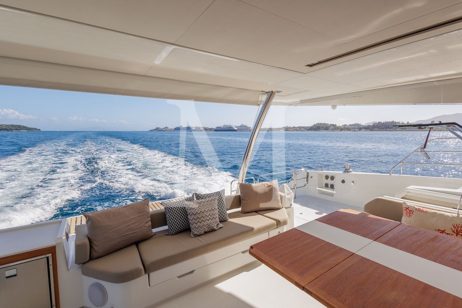 Ariva_motor_catamaran_aft