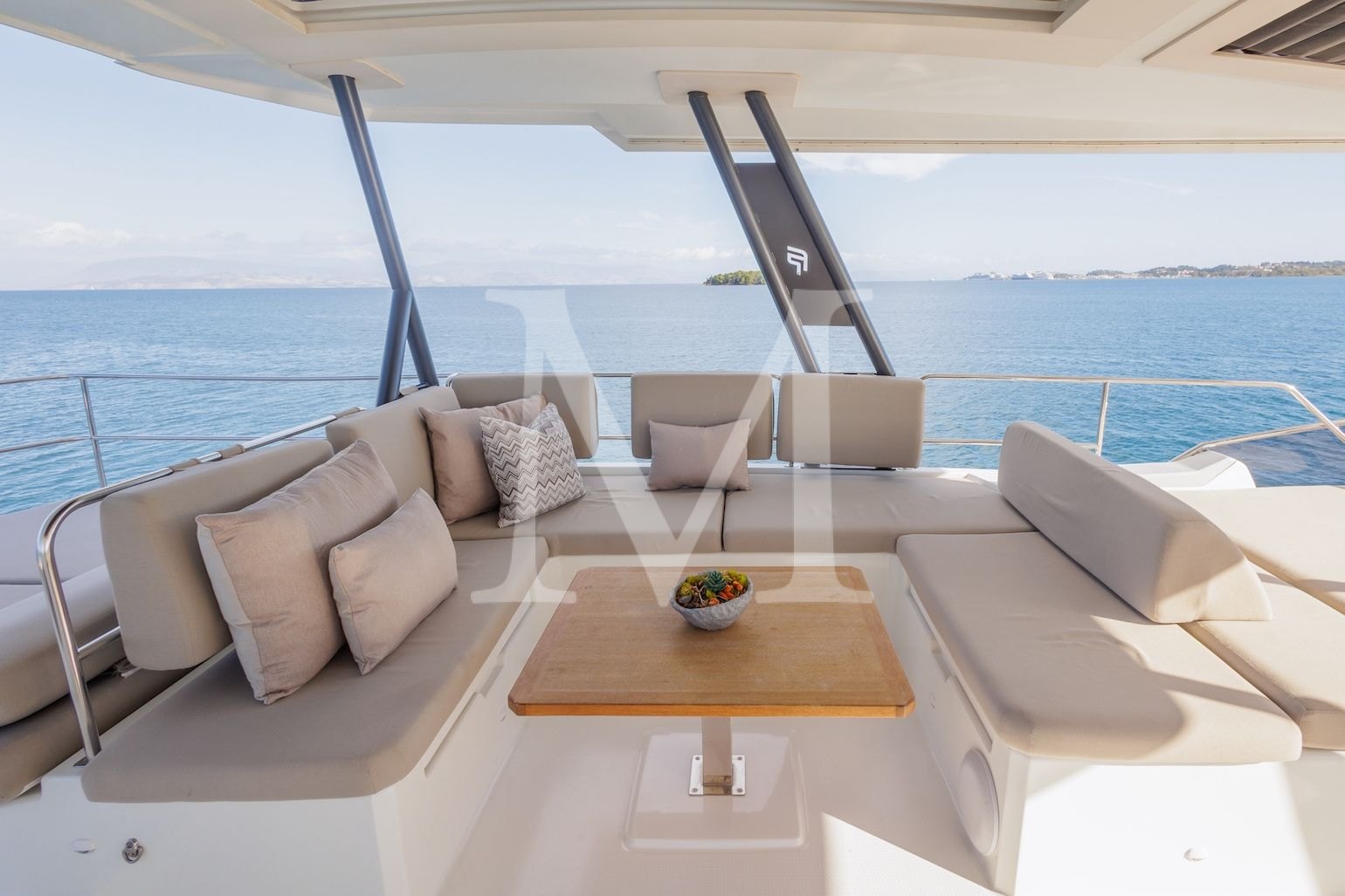 Ariva_motor_catamaran_flydeck
