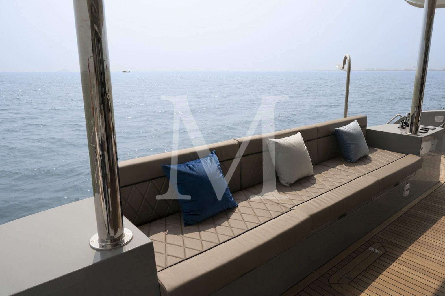 Andare Oltre sofa aft