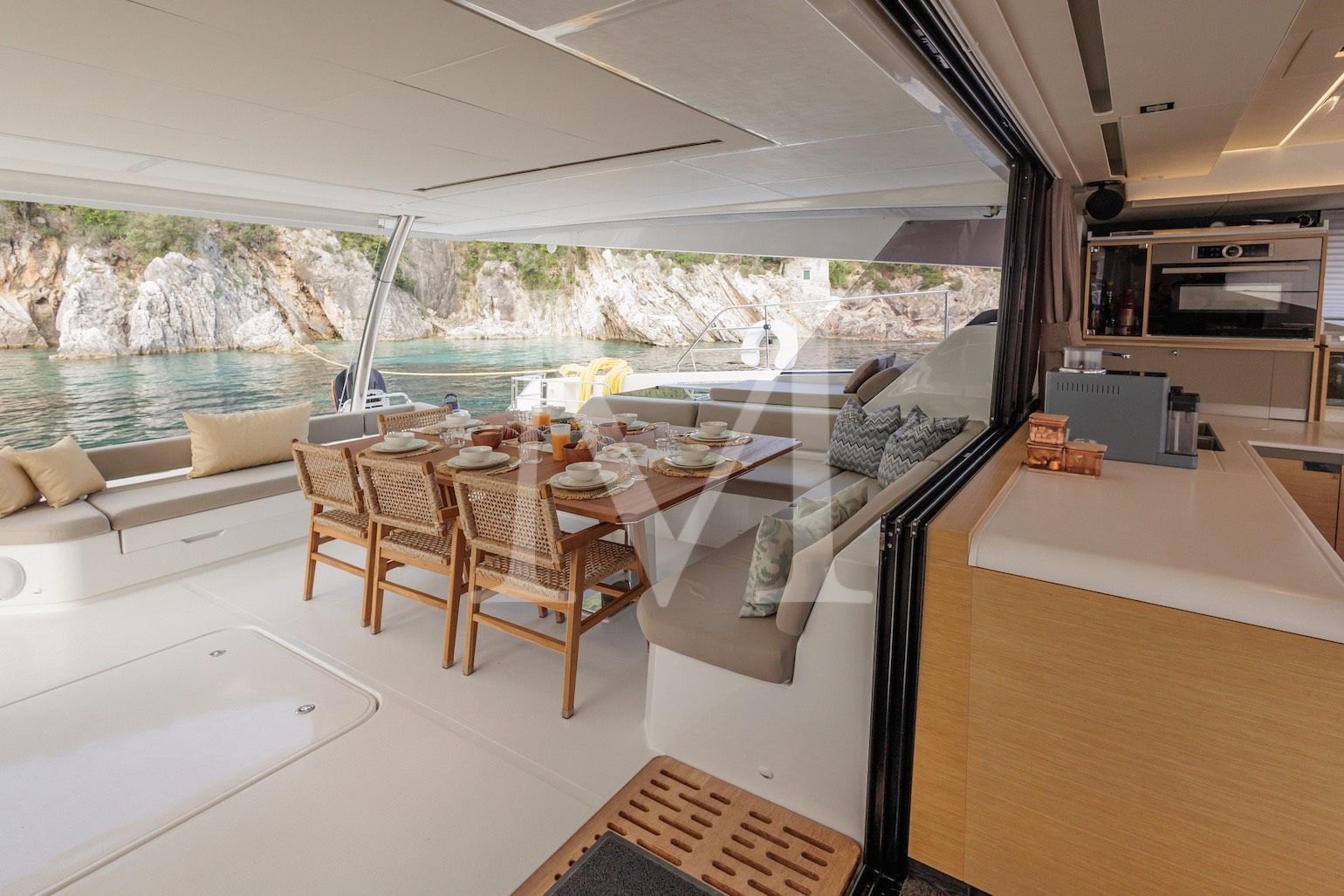 Ariva_motor_catamaran_aft_table2