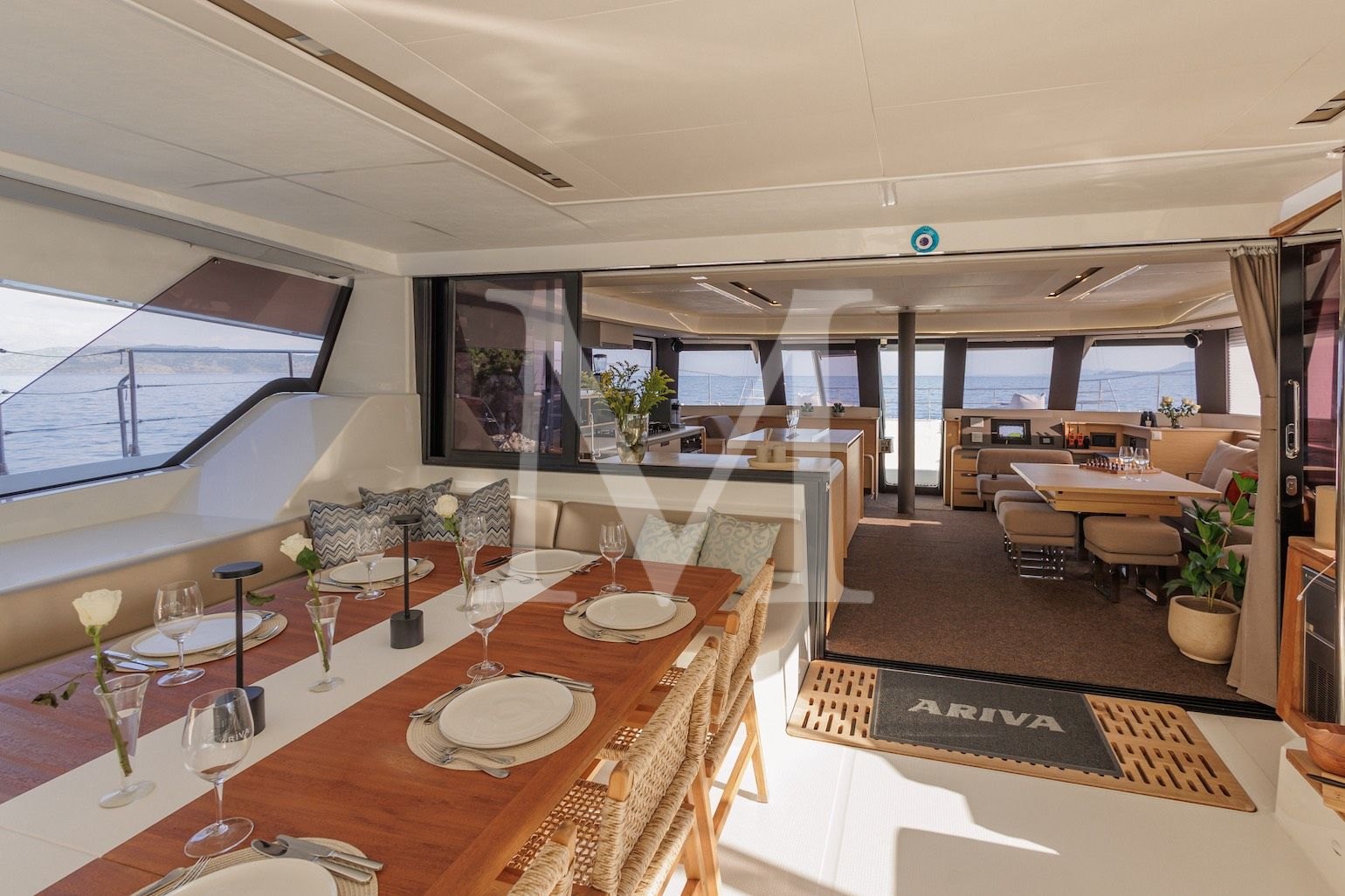 Ariva_motor_catamaran_aft_table3