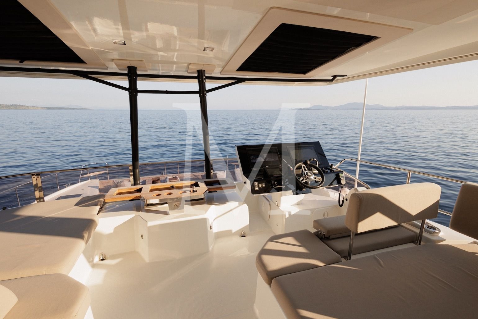Ariva_motor_catamaran_flydeck3