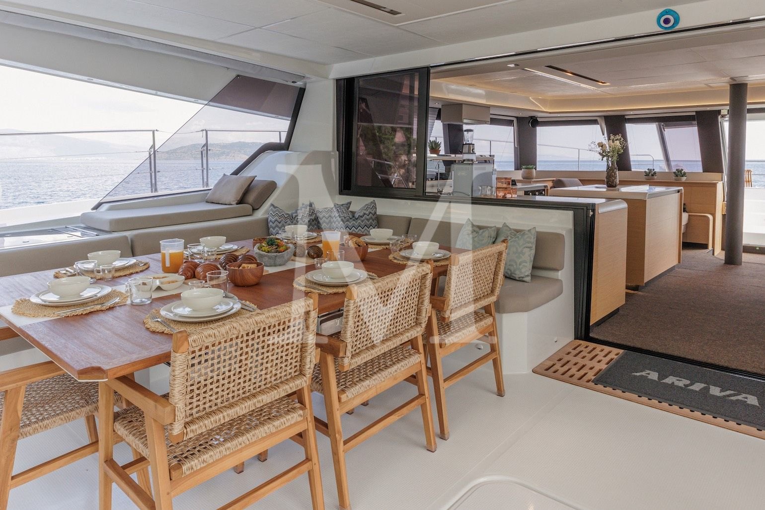 Ariva_motor_catamaran_aft_table