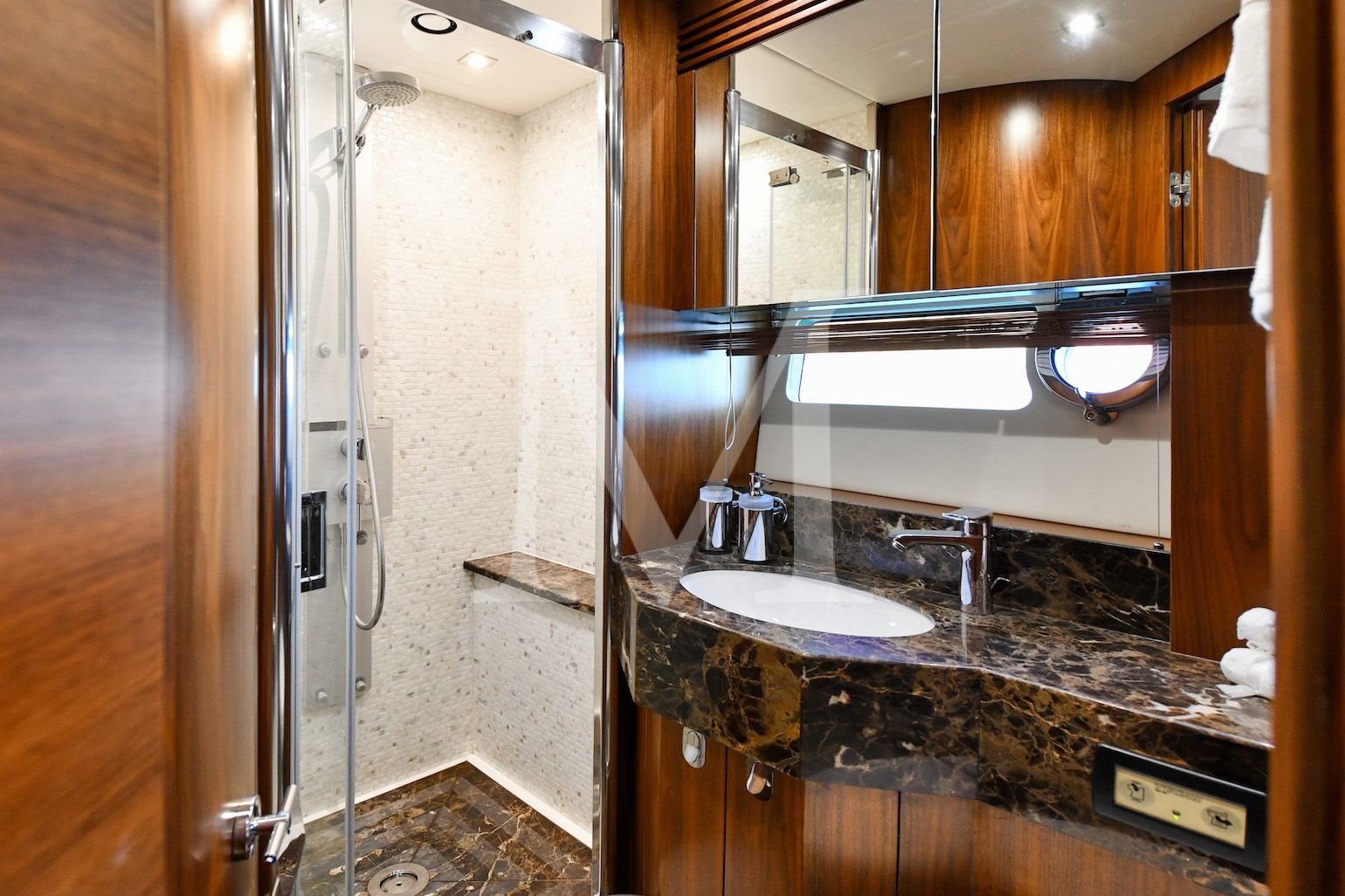 Sunseeker_Grace_XI_VIP_bath