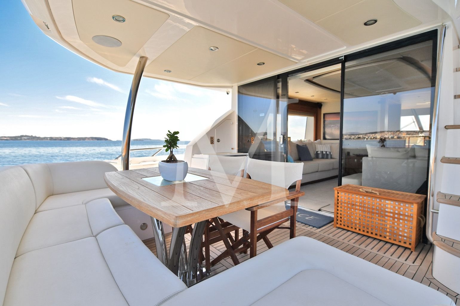 Sunseeker_Grace_XI_aft_deck_table