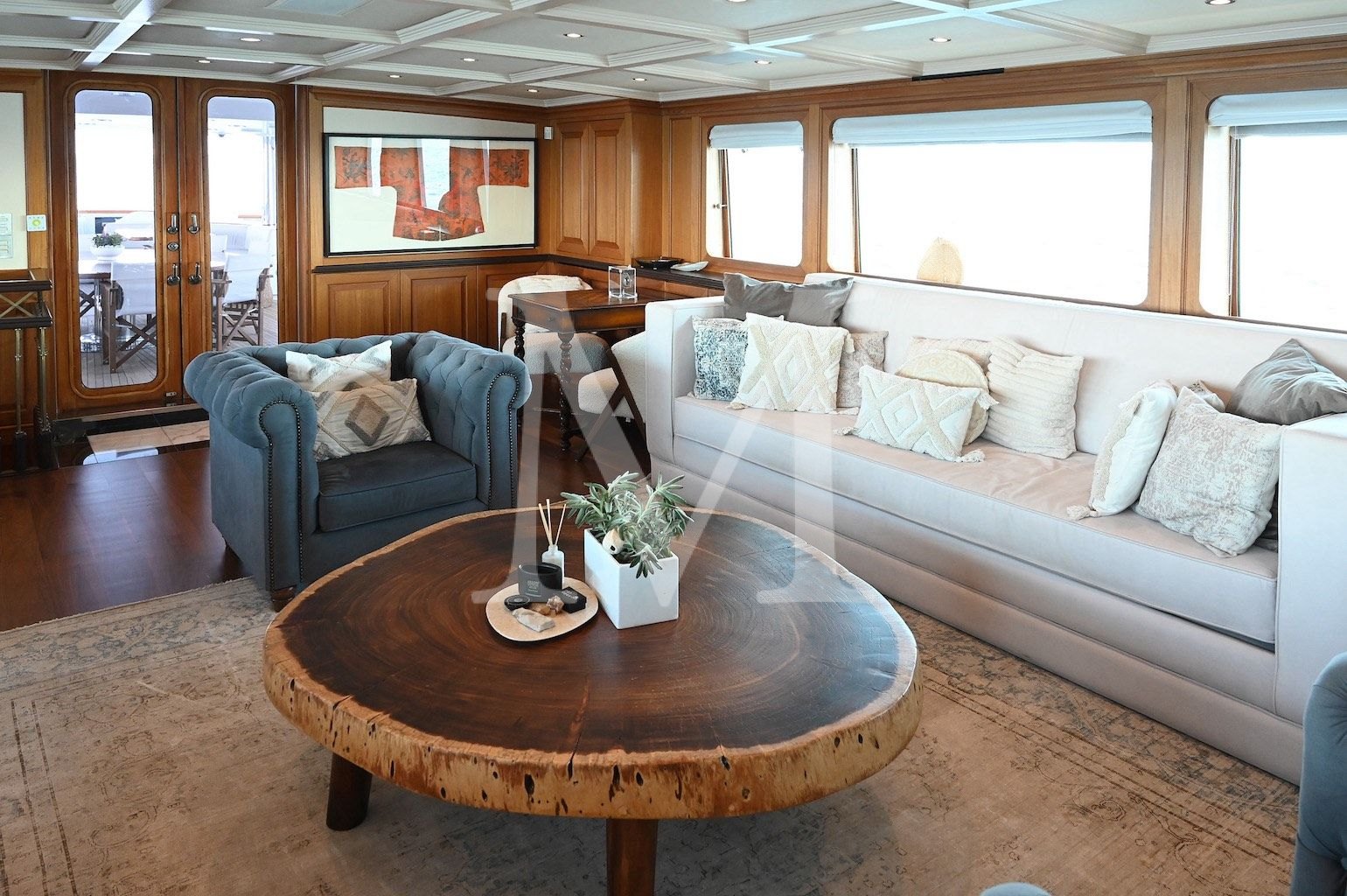 Kokomo_Nights_yacht_charter_greece_main_deck_salon2