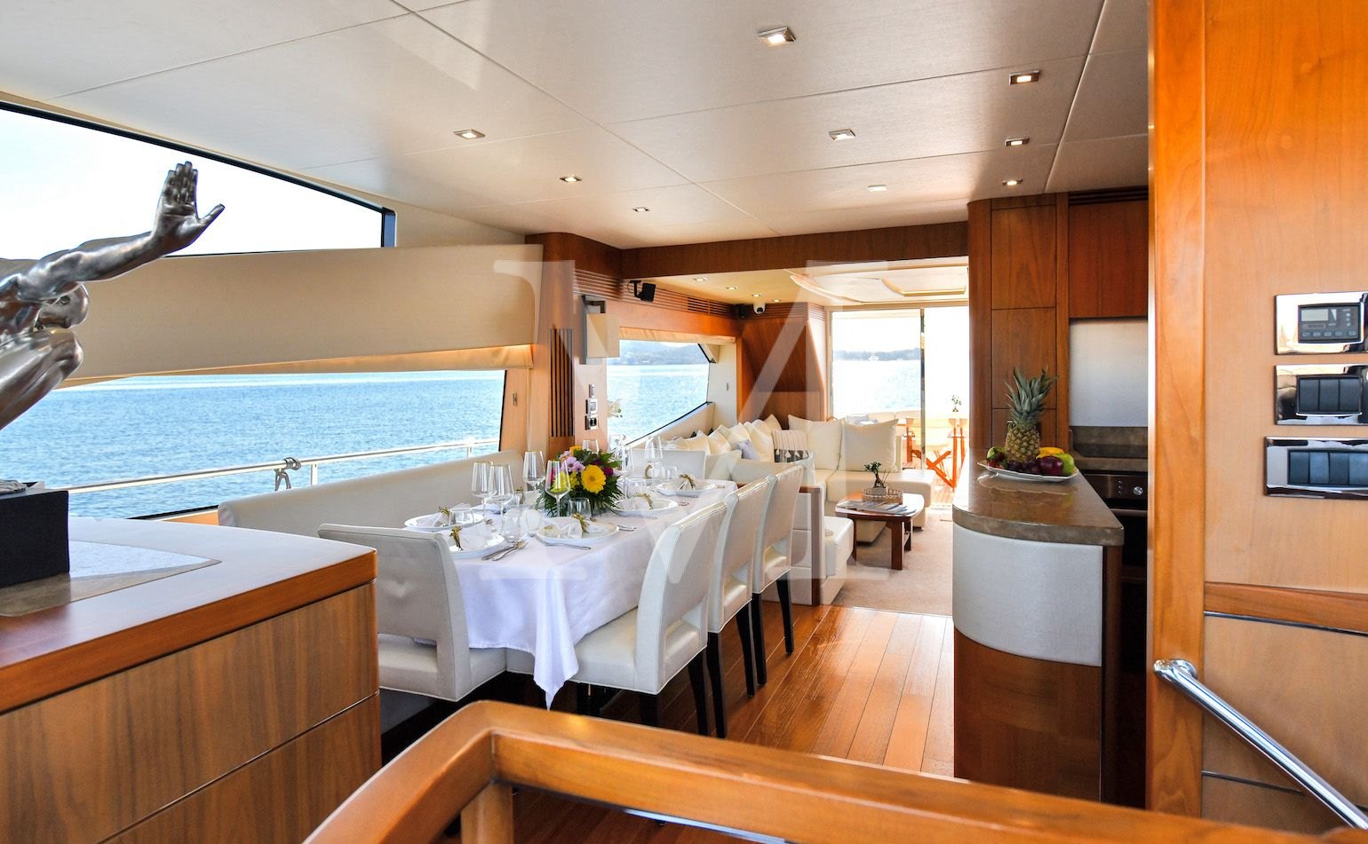 Sunseeker_Grace_XI_salon_dining
