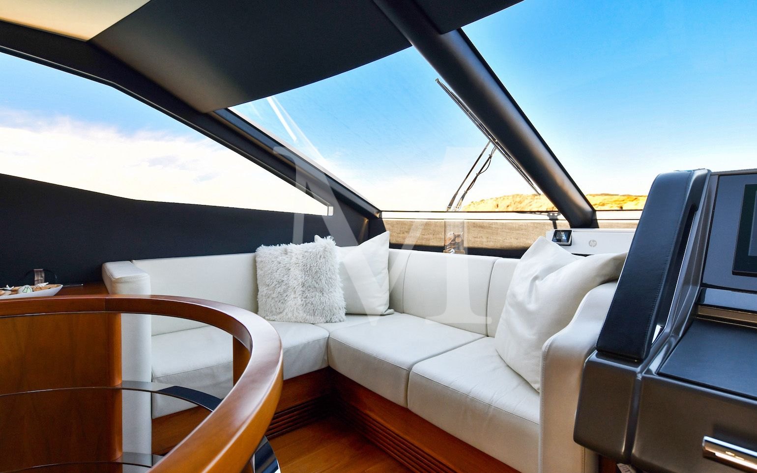 Sunseeker_Grace_XI_bridge_sofa