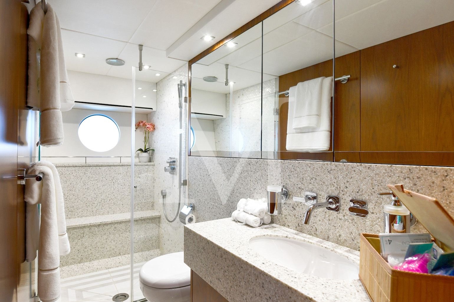 Sunseeker_Grace_XI_master_bath