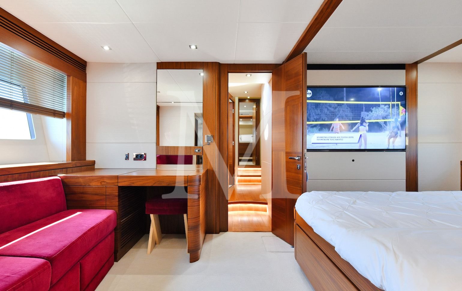 Sunseeker_Grace_XI_master_sofa_tv