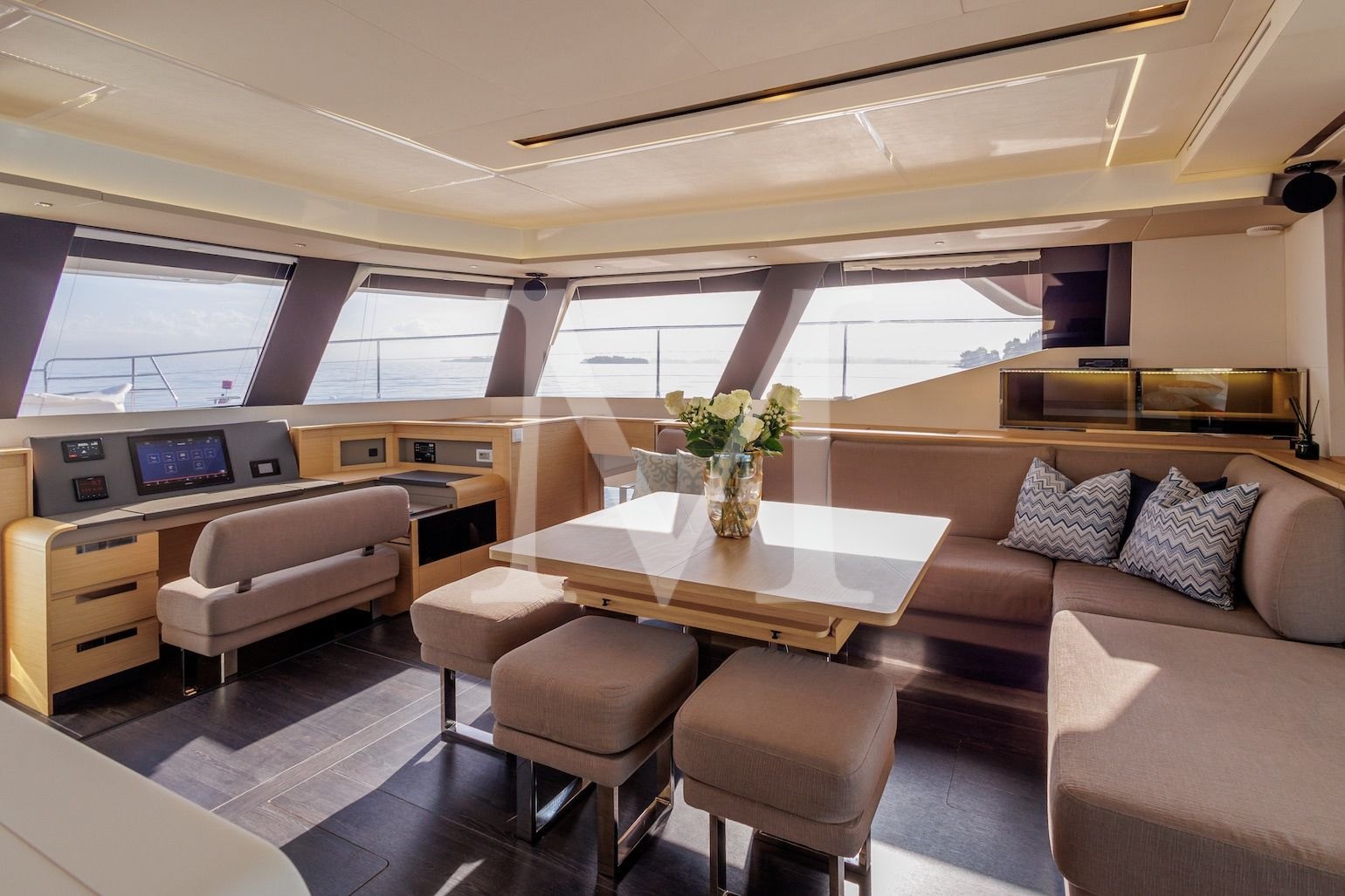Ariva_motor_catamaran_salon4